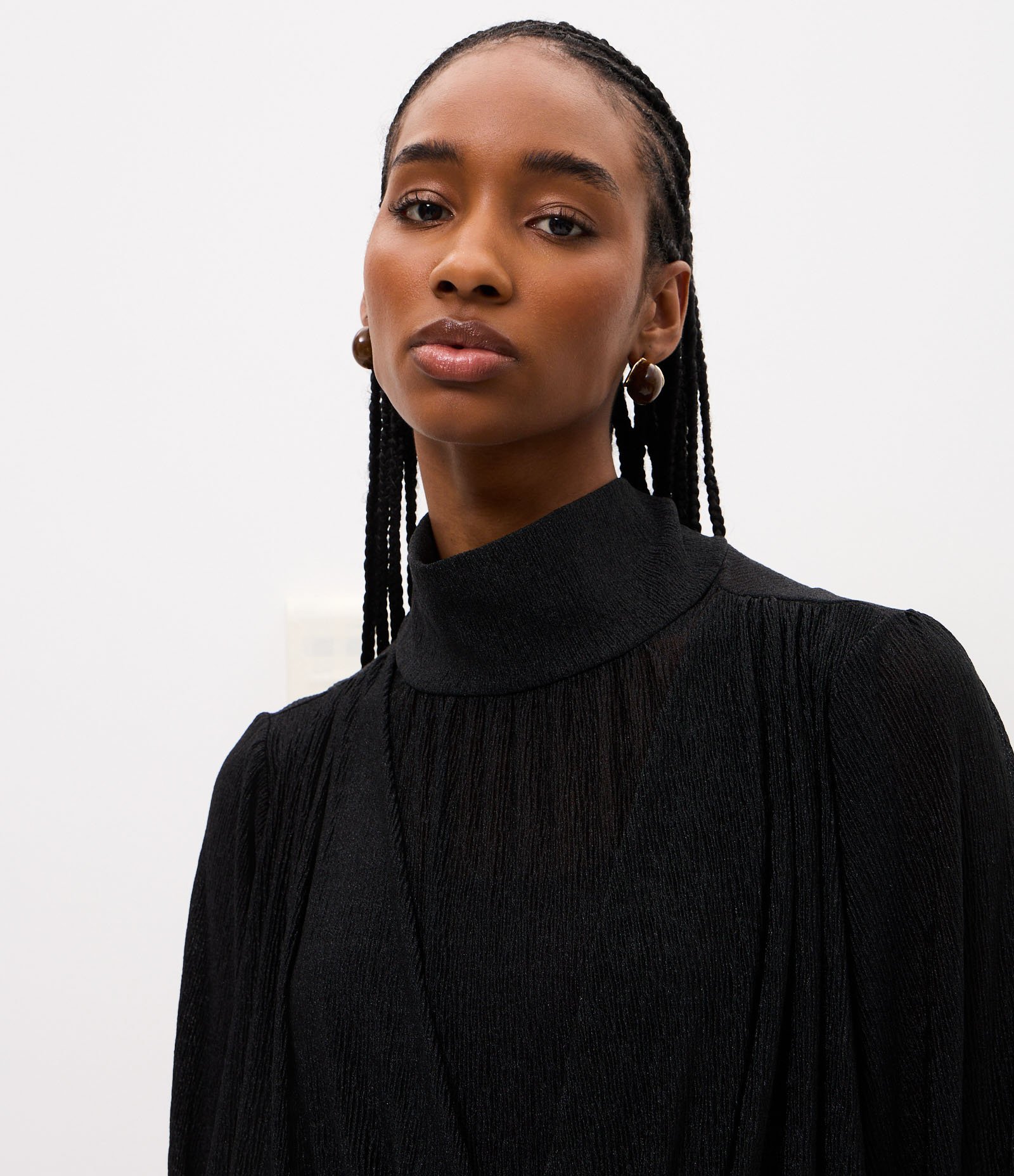 Blusa em Chiffon com Transparência e Decote Transpassado Preto 3