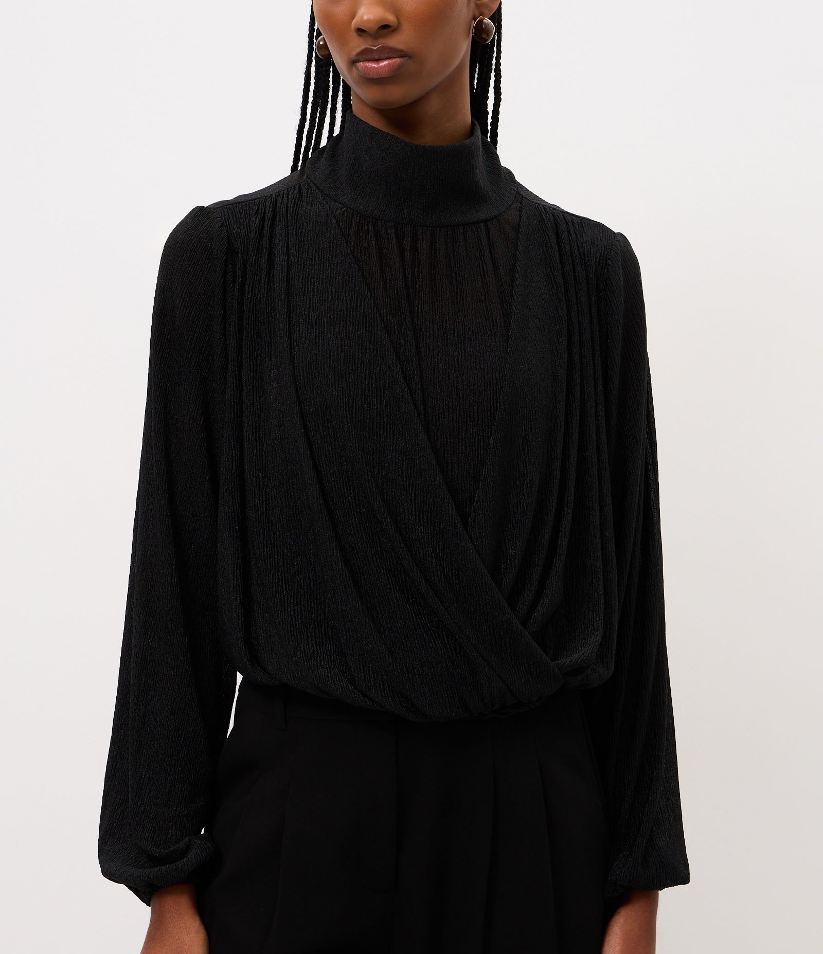Blusa em Chiffon com Transparência e Decote Transpassado Preto 4
