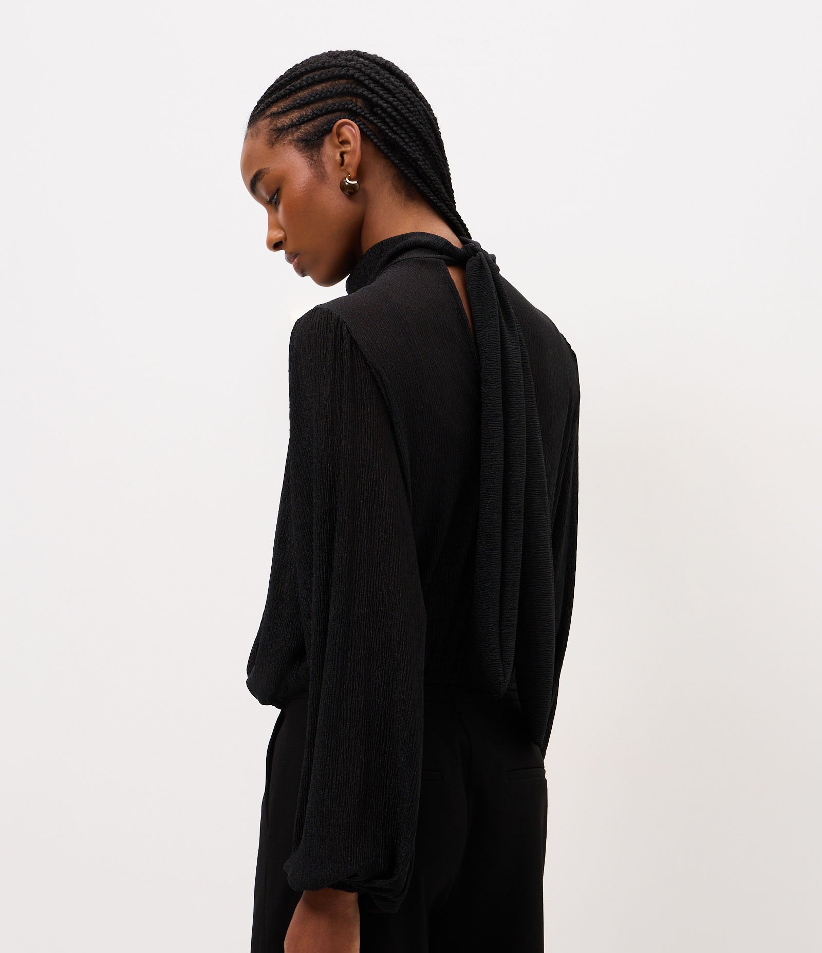 Blusa em Chiffon com Transparência e Decote Transpassado Preto 5