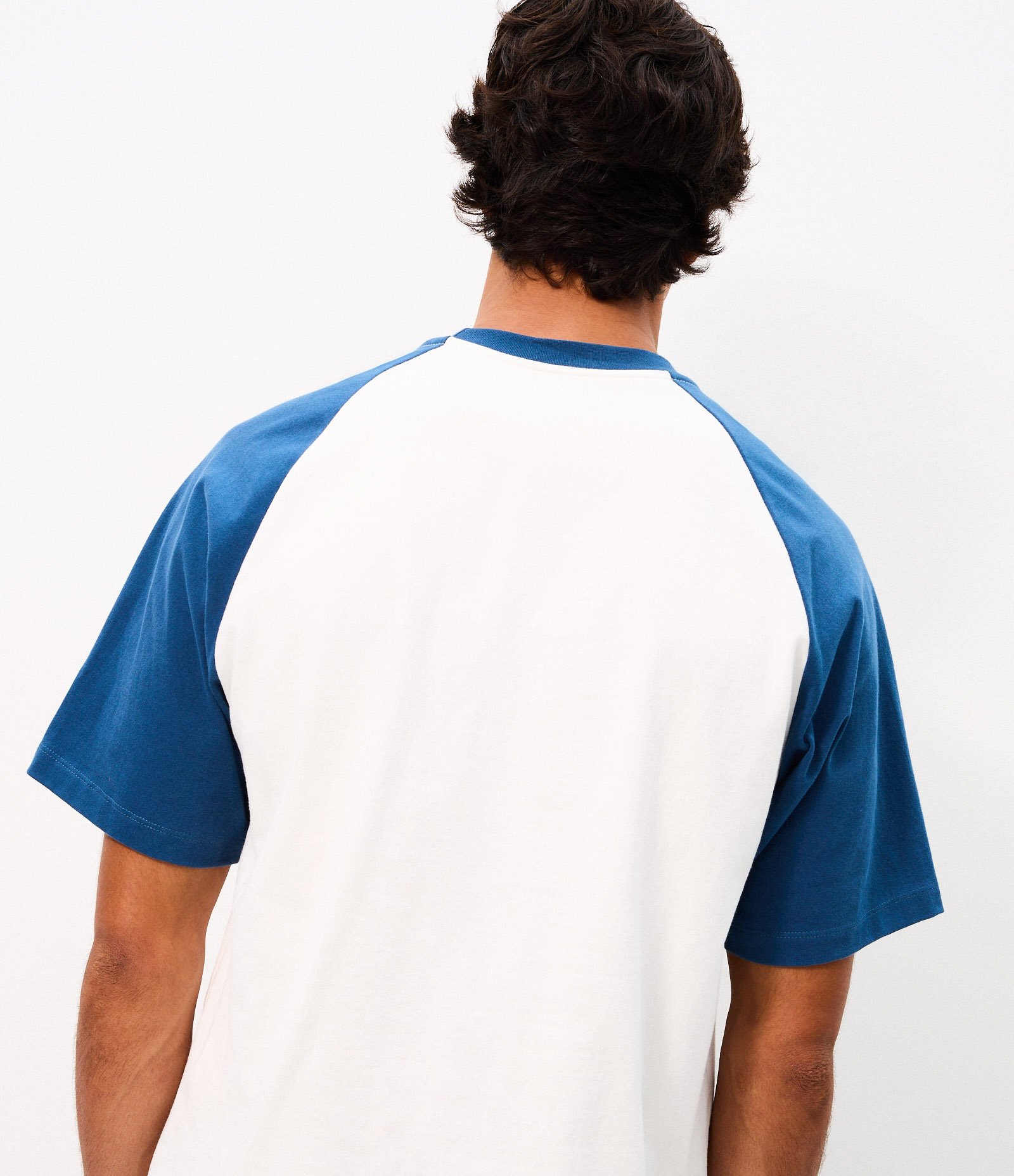 Camiseta Boxy Algodão com Manga Raglan e Lettering Branco 3