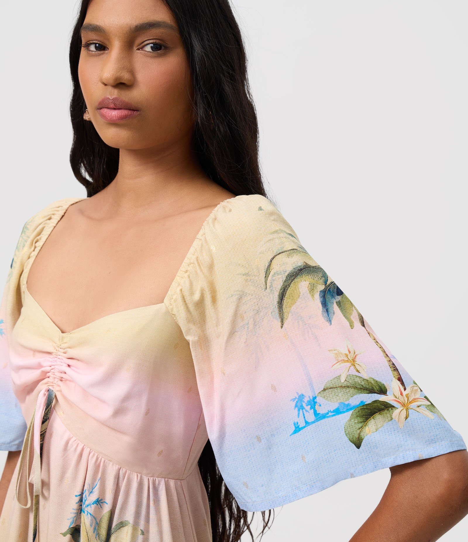 Vestido Curto com Estampa Tropical Degradê com Brilho e Decote Coração Bege 3