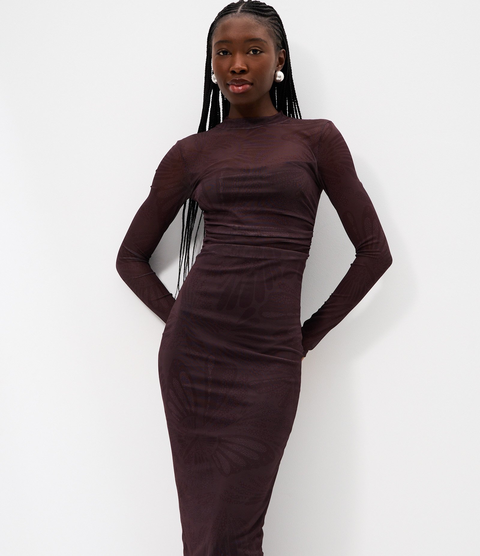 Vestido Midi com Transparência no Busto e Detalhes de Borboleta Marrom 2