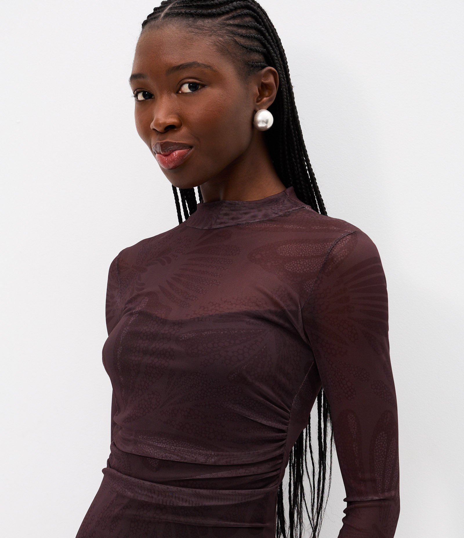 Vestido Midi com Transparência no Busto e Detalhes de Borboleta Marrom 3