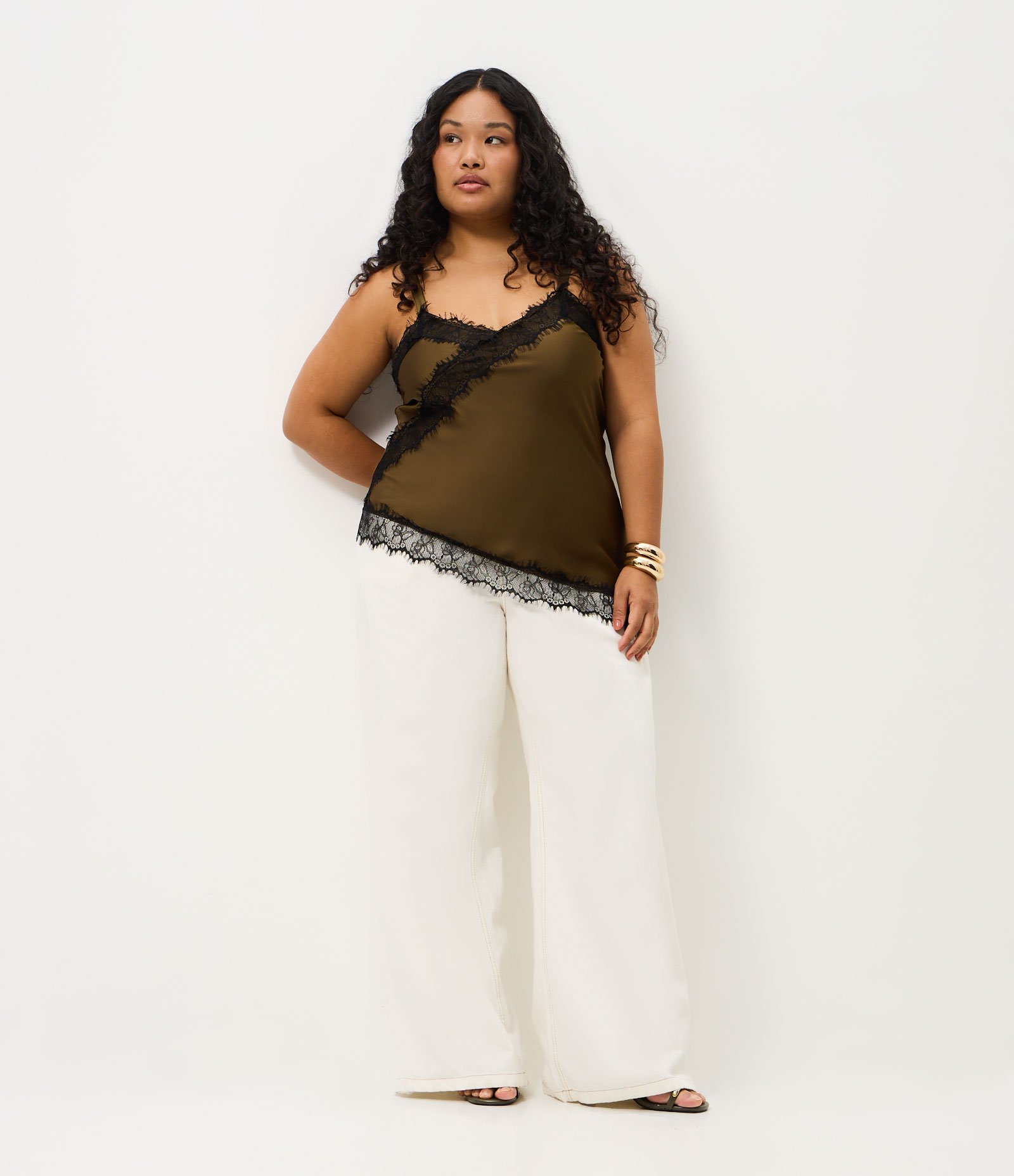 Blusa Regata em Cetim com Renda e Barra Assimétrica Curve & Plus Size Verde 2