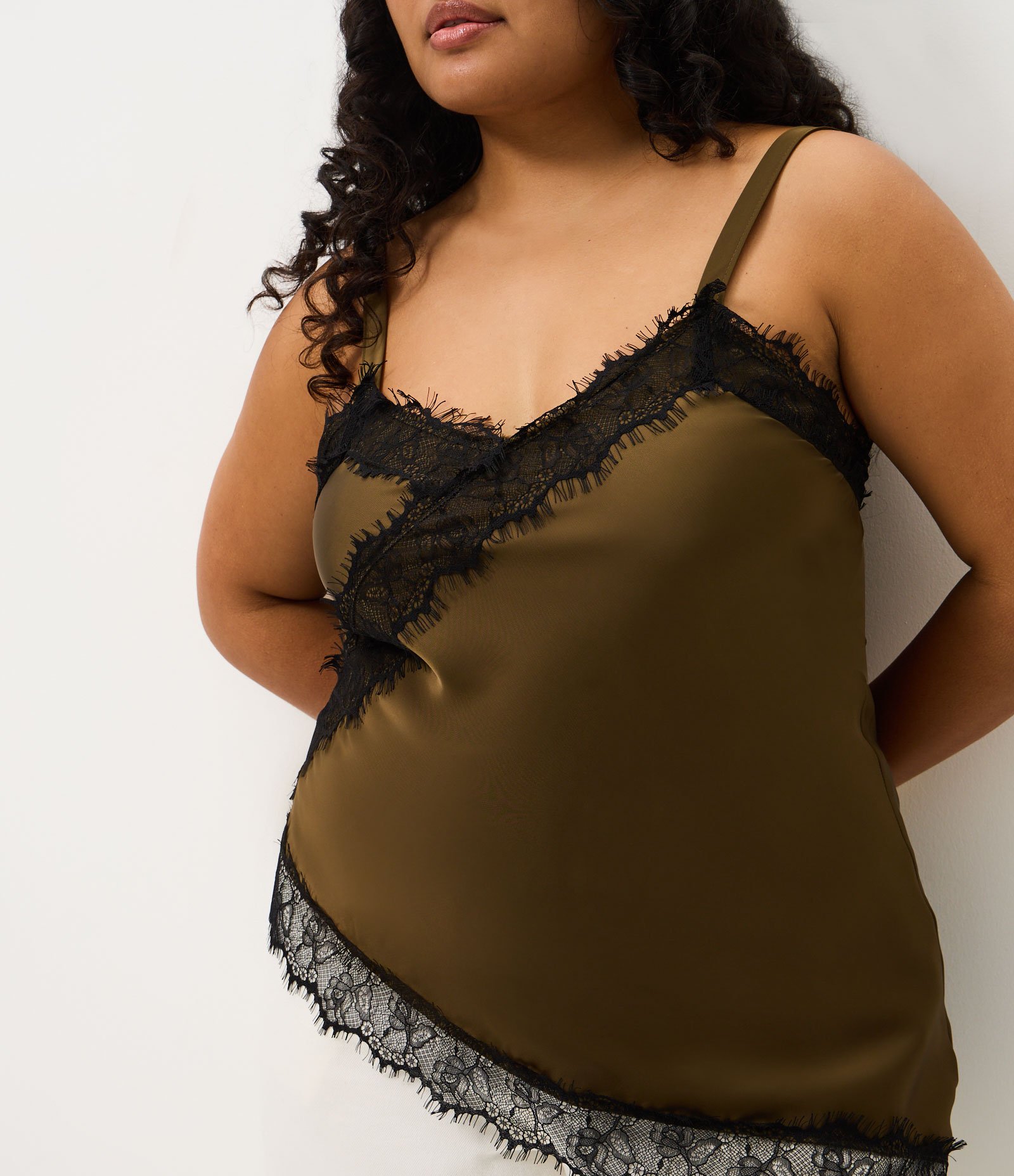 Blusa Regata em Cetim com Renda e Barra Assimétrica Curve & Plus Size Verde 3