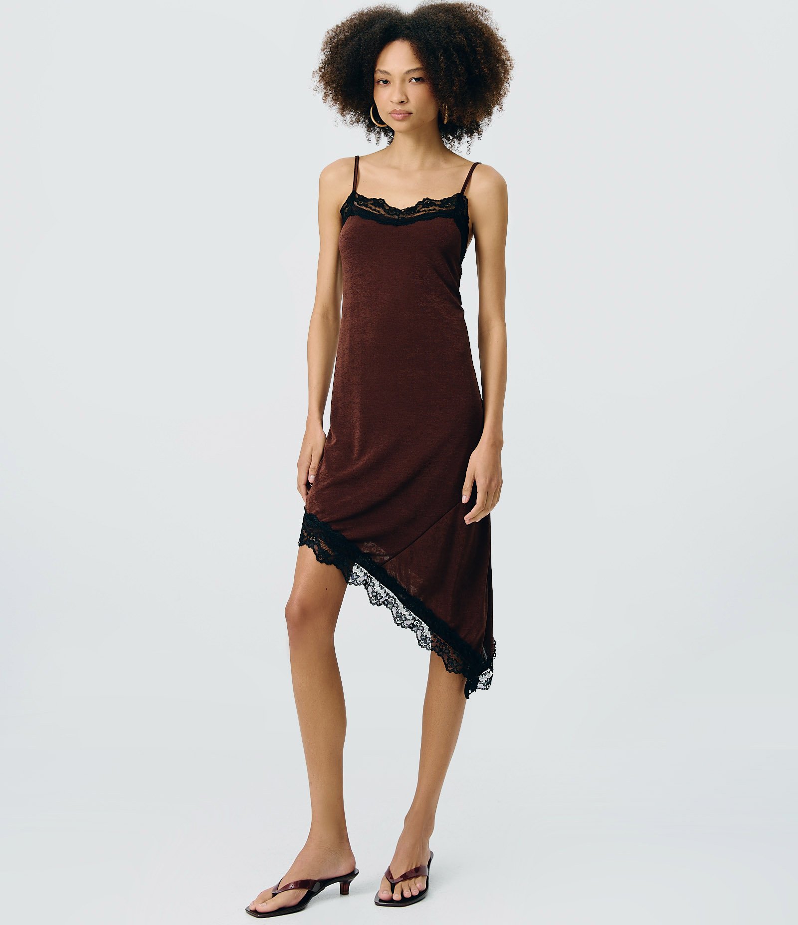 Vestido Curto de Alcinha em Crepe com Decote Rendado e Barra Assimétrica Marrom 1