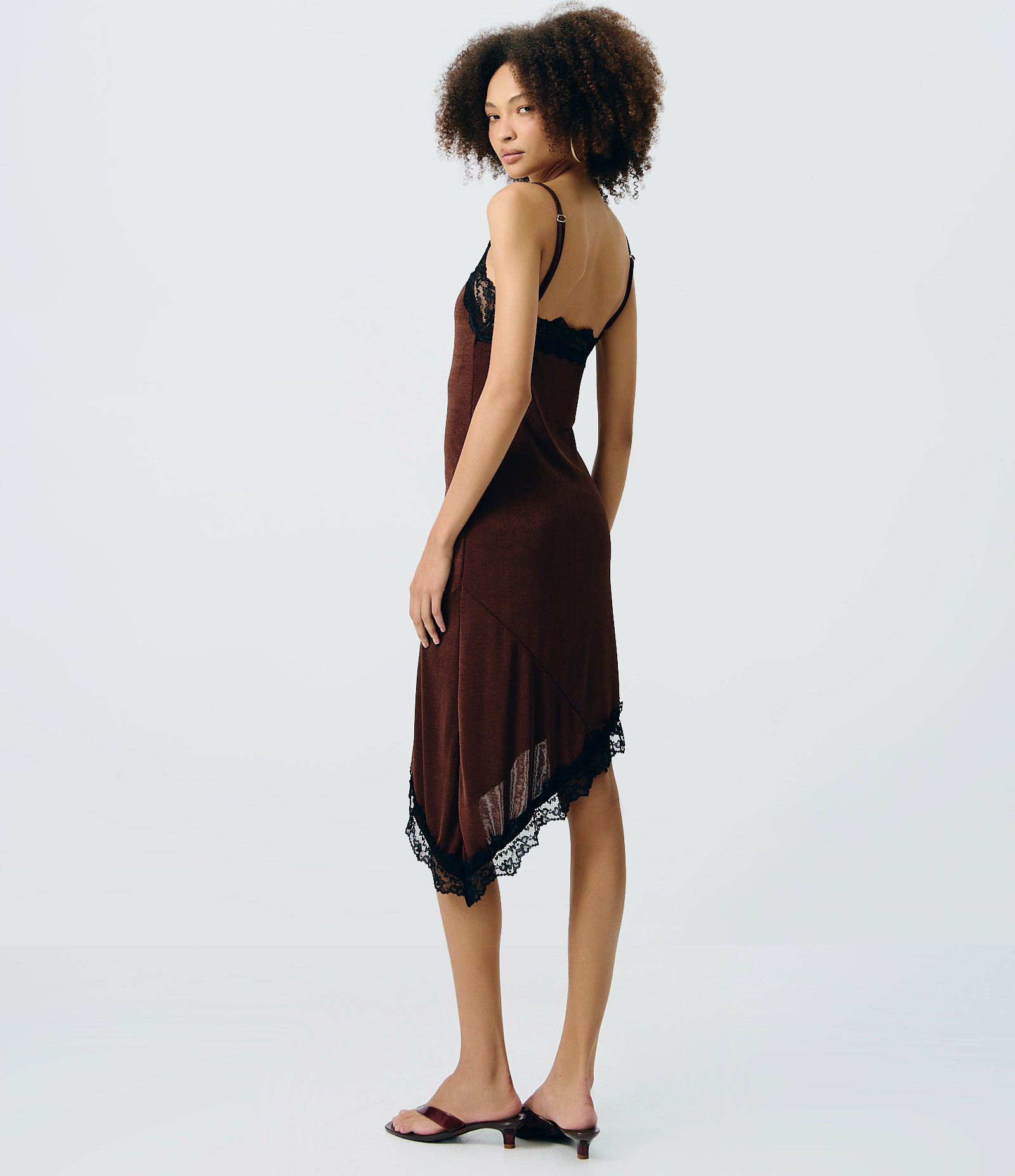 Vestido Curto de Alcinha em Crepe com Decote Rendado e Barra Assimétrica Marrom 4