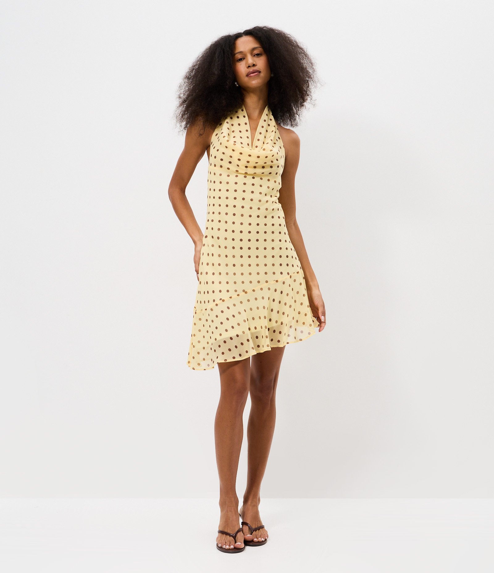 Vestido Curto em Chiffon com Estampa Poá e Decote Degagê Amarelo 3