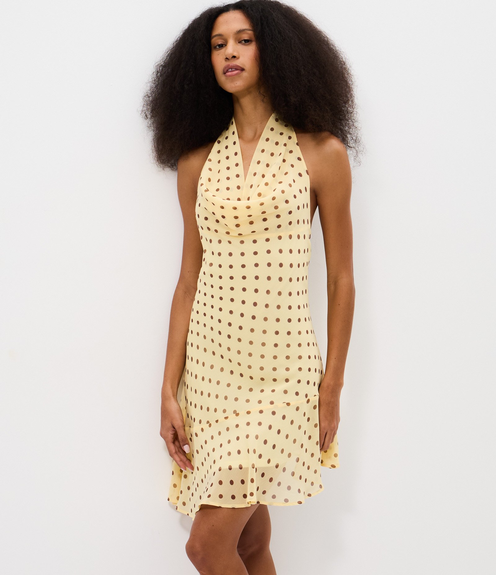 Vestido Curto em Chiffon com Estampa Poá e Decote Degagê Amarelo 6
