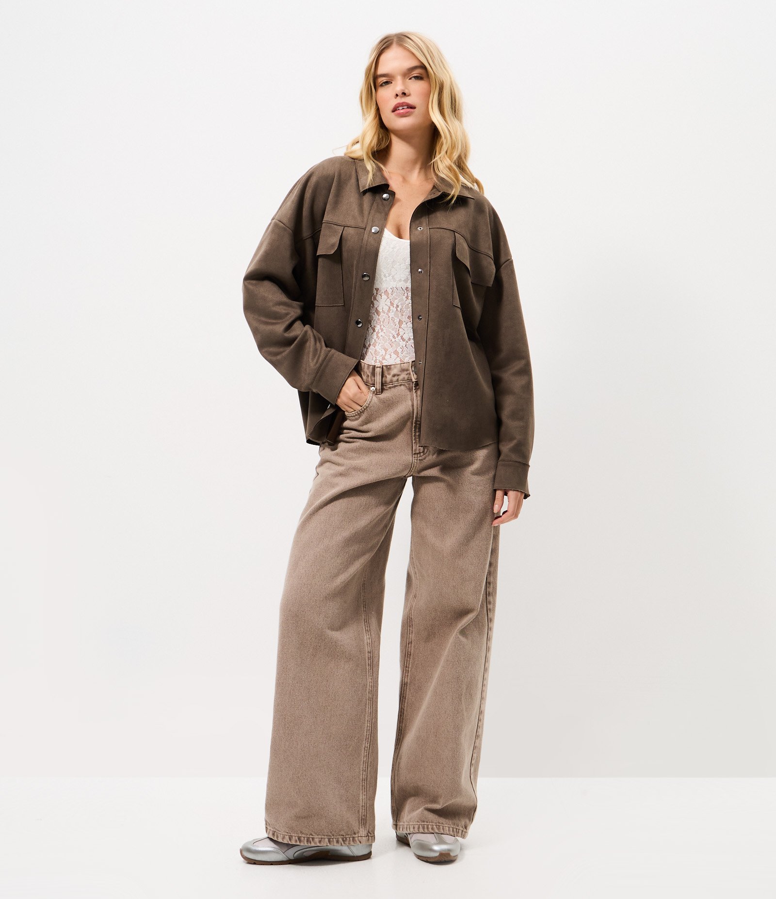 Camisa Oversized em Suede com Bolsos Utilitários Marrom 2