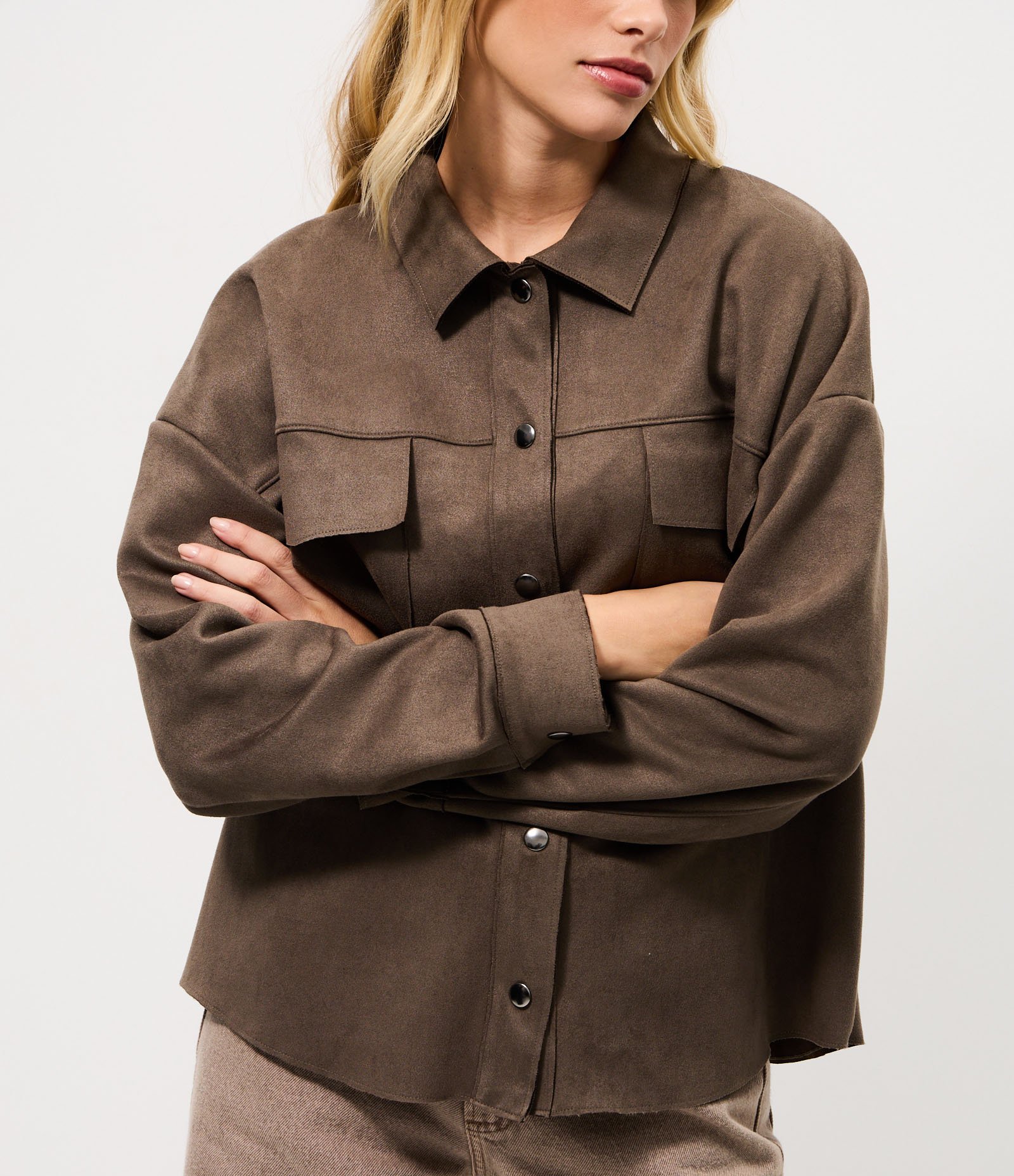 Camisa Oversized em Suede com Bolsos Utilitários Marrom 3