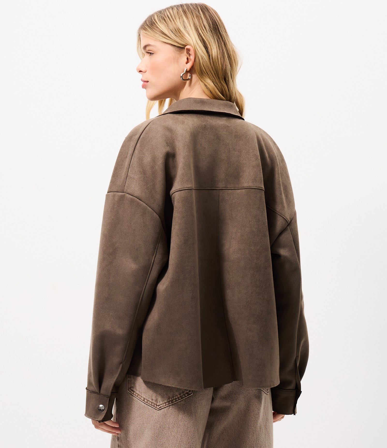 Camisa Oversized em Suede com Bolsos Utilitários Marrom 4