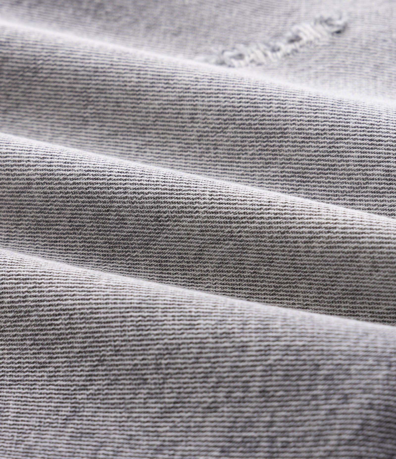 Bermuda Jeans Reta com Puídos Cinza 3