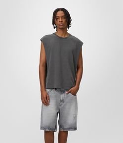 Bermuda Jeans Reta com Puídos