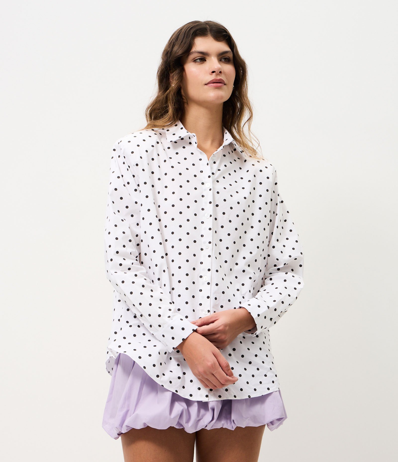 Camisa em Tricoline com Estampa Poa e Ombreiras Branco 2