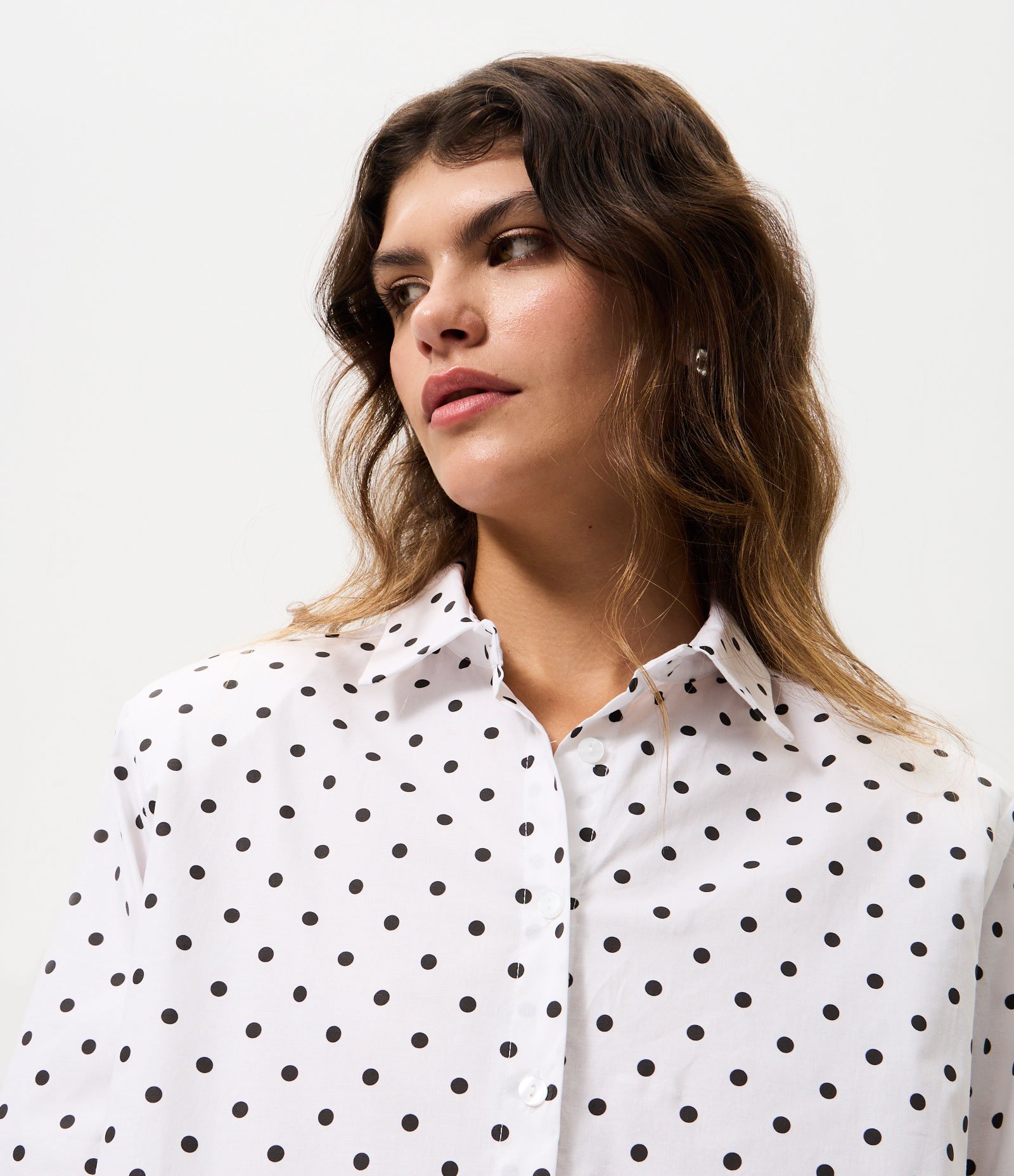 Camisa em Tricoline com Estampa Poa e Ombreiras Branco 4