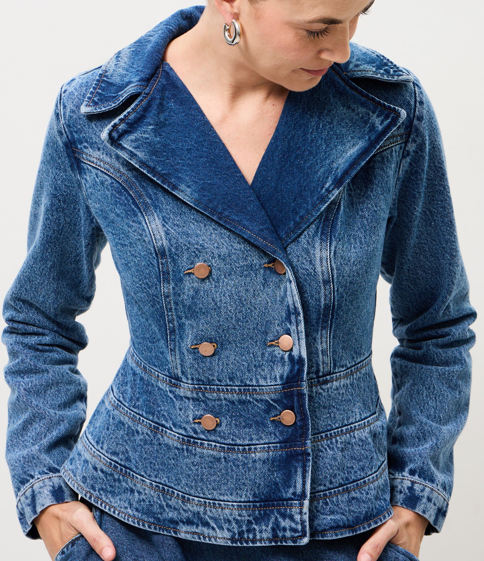 Jaqueta Peplum Jeans Acinturada com Abotoamento Duplo Azul 3