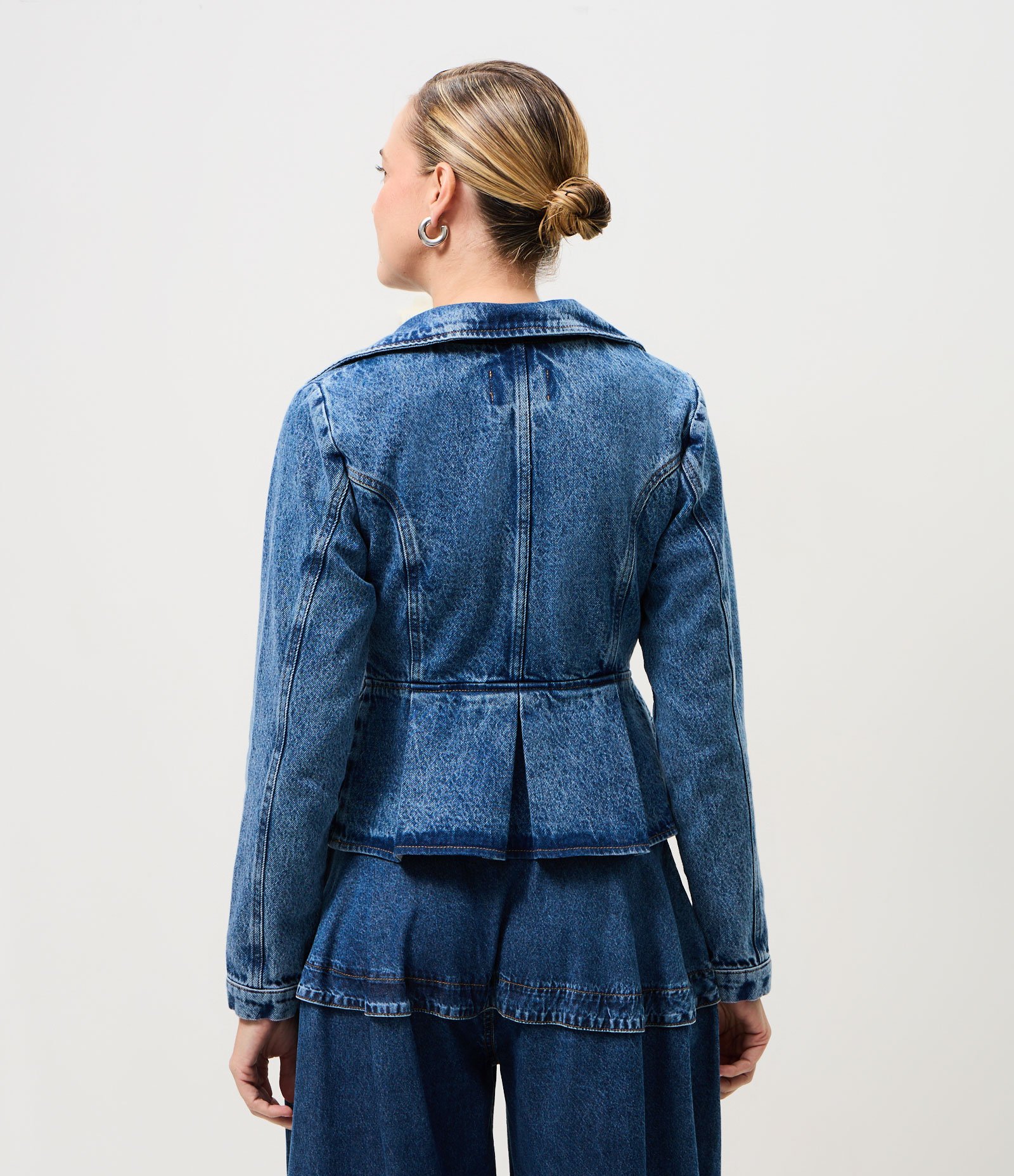 Jaqueta Peplum Jeans Acinturada com Abotoamento Duplo Azul 4