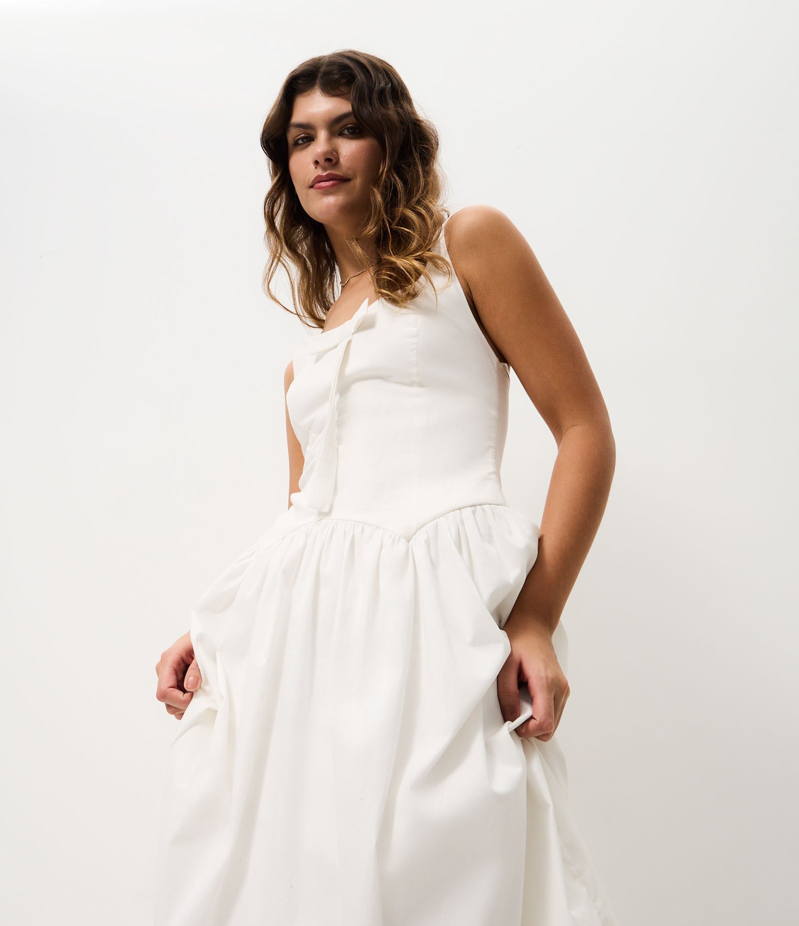 Vestido Midi de Alcinha em Tricoline com Anquinhas e Laço Gravata Frontal Branco 2