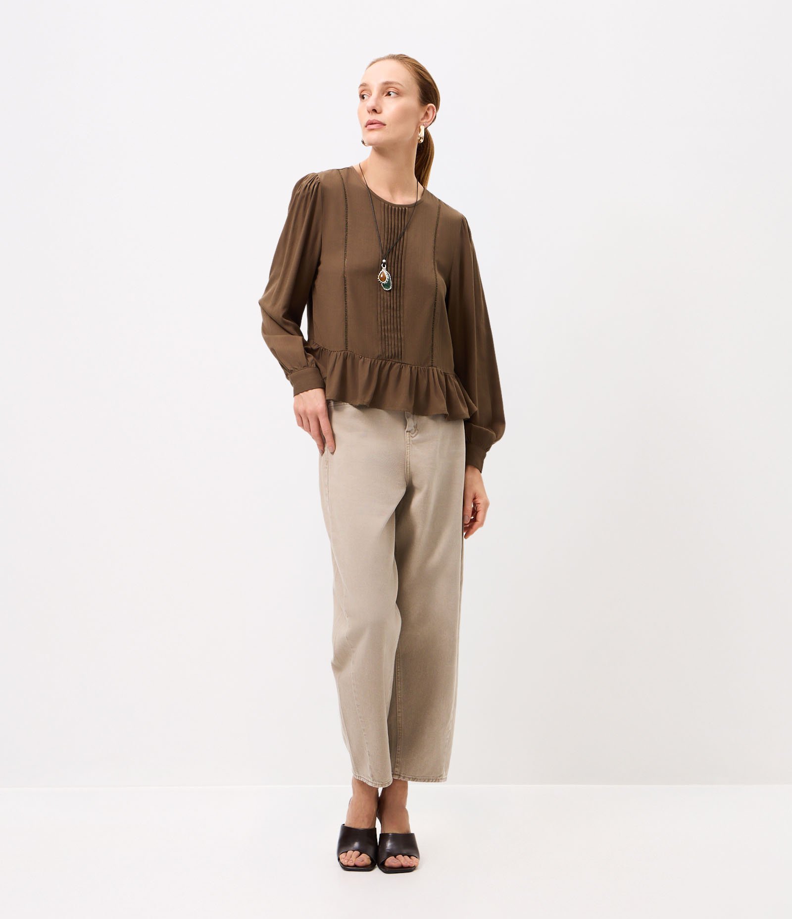 Blusa Bata em Viscose com Detalhamento de Entremeios Verde Oliva 2