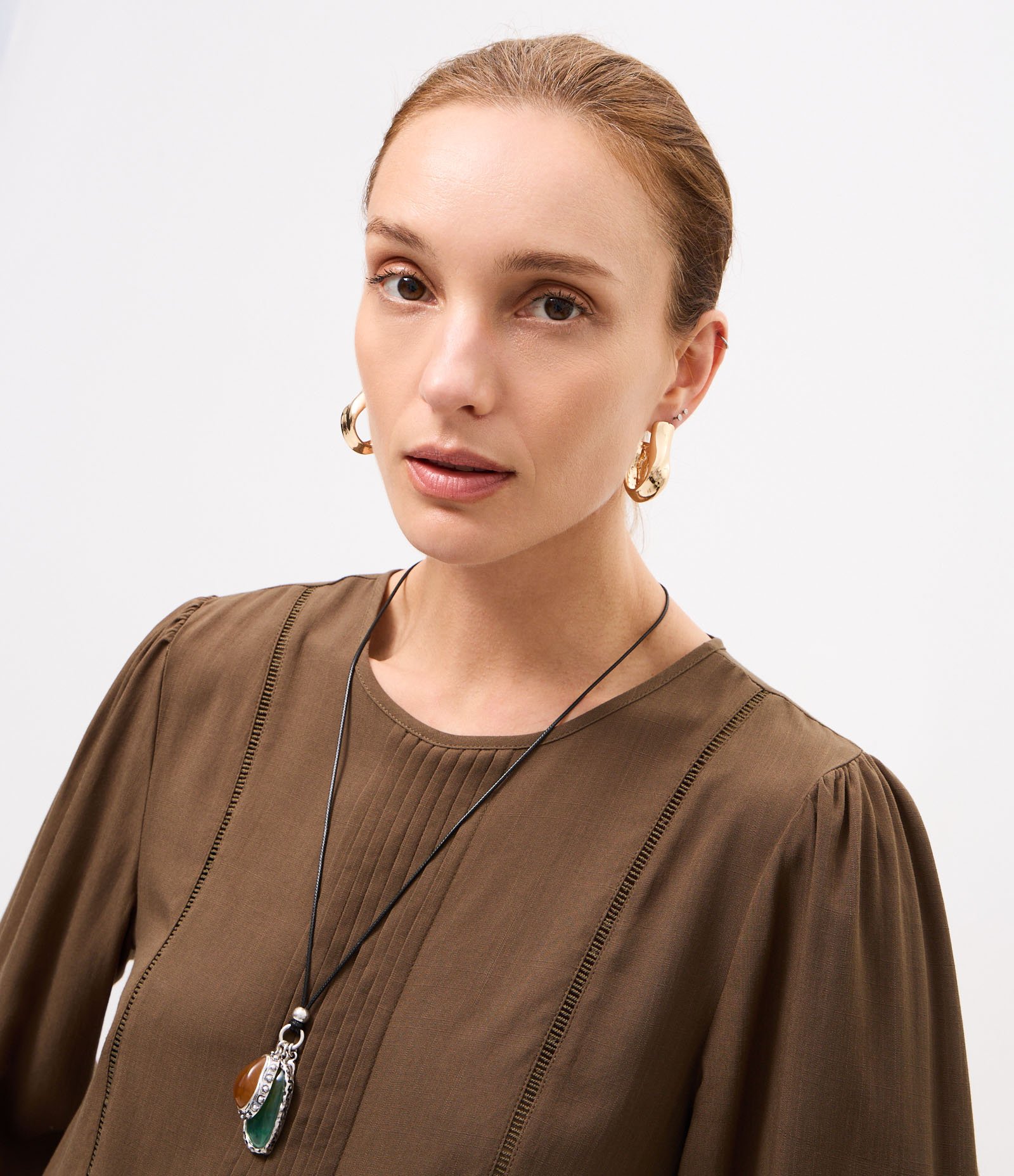 Blusa Bata em Viscose com Detalhamento de Entremeios Verde Oliva 3