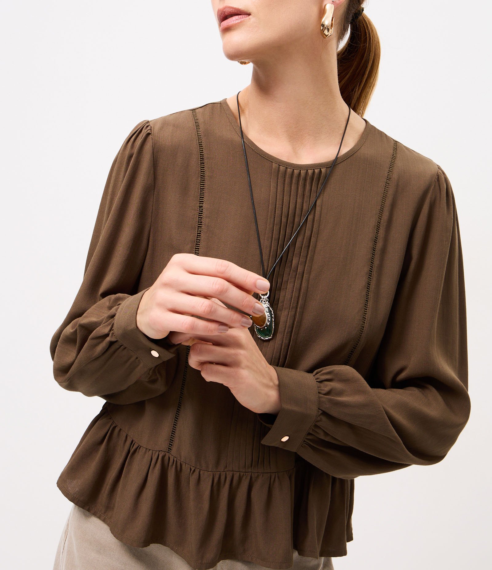 Blusa Bata em Viscose com Detalhamento de Entremeios Verde Oliva 4