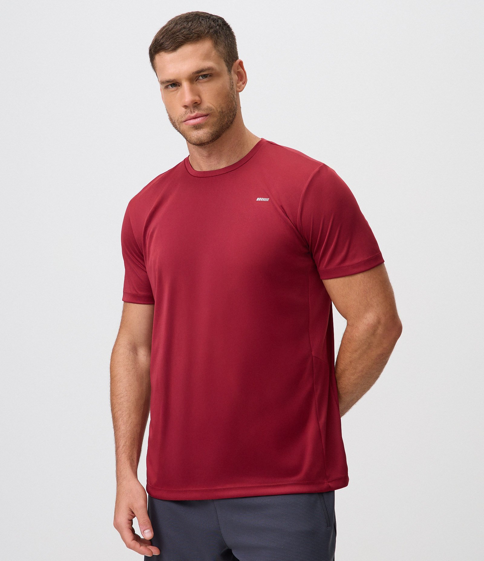 Camiseta Esportiva com Tecnologia Dry e Detalhes Refletivos Vermelho 1