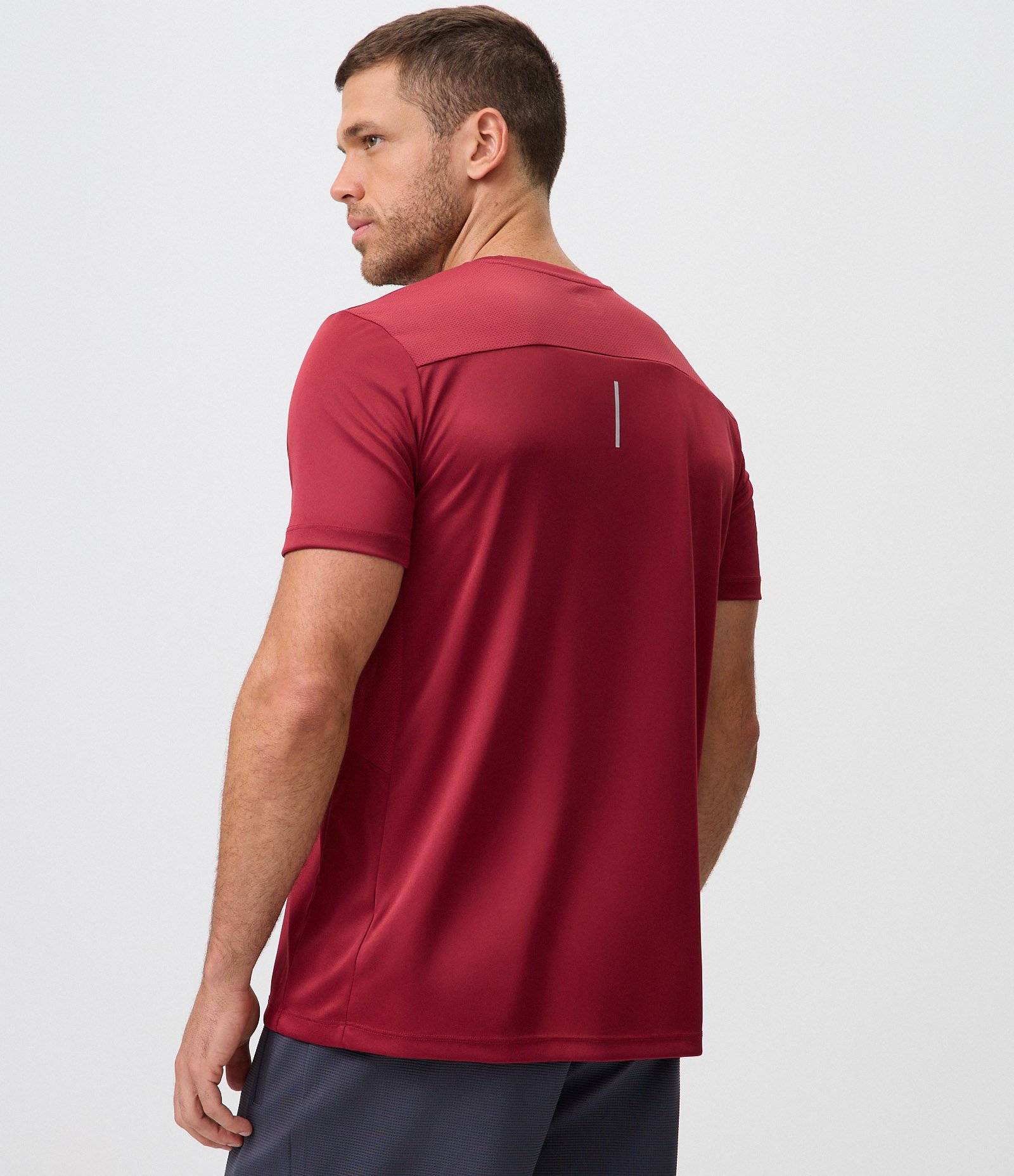 Camiseta Esportiva com Tecnologia Dry e Detalhes Refletivos Vermelho 3
