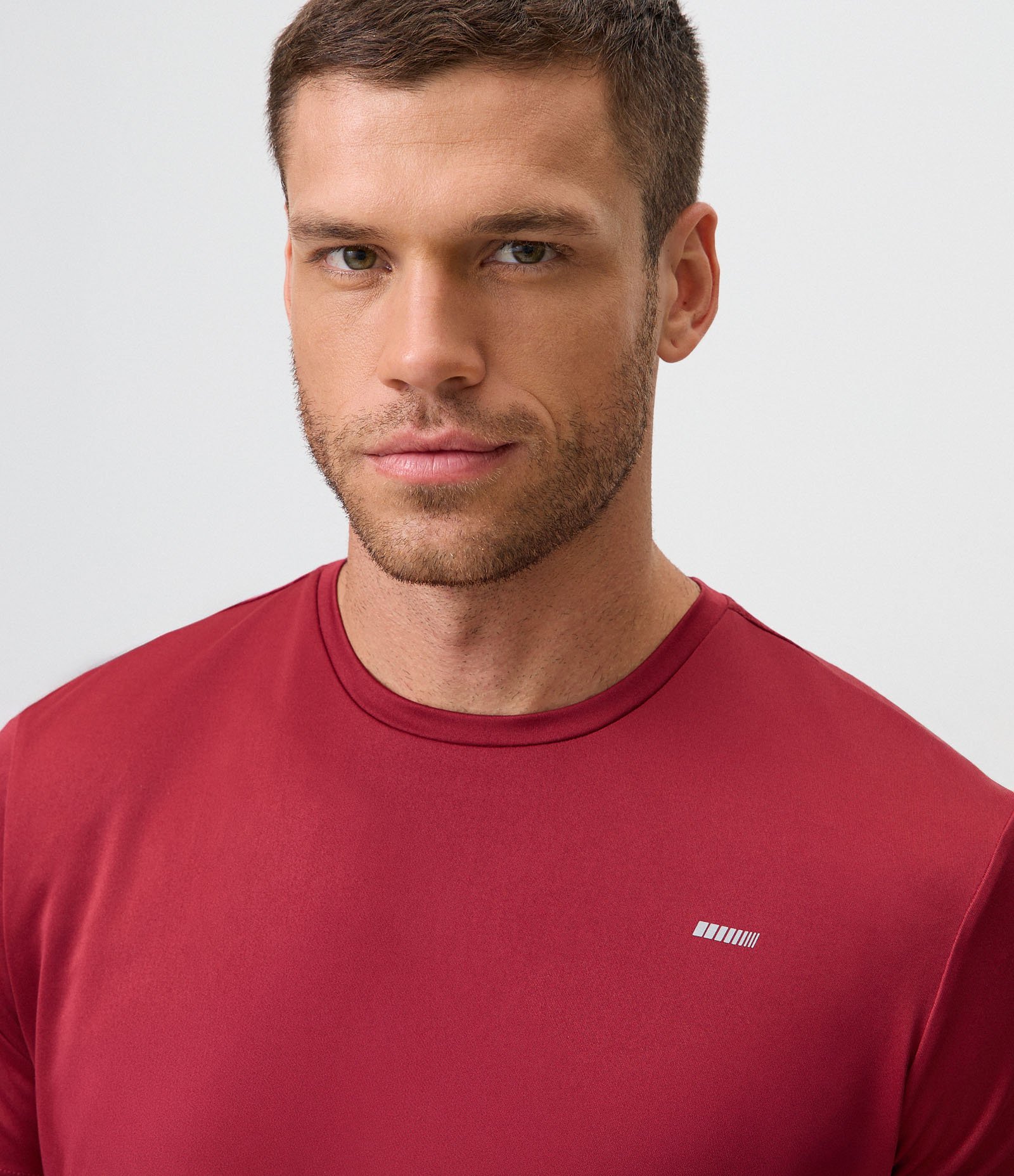Camiseta Esportiva com Tecnologia Dry e Detalhes Refletivos Vermelho 4