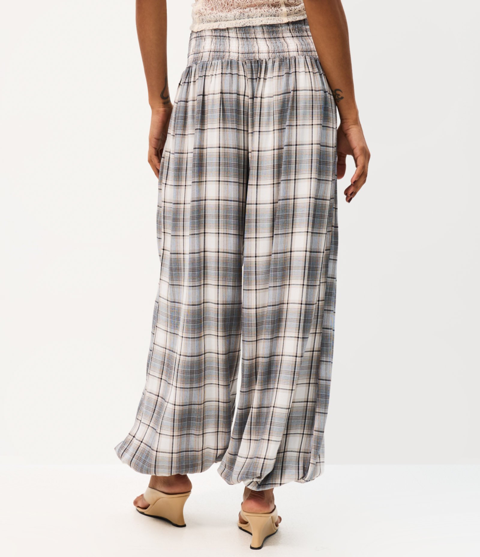 Calça Aladim em Viscose Xadrez Texturizada Cinza 4
