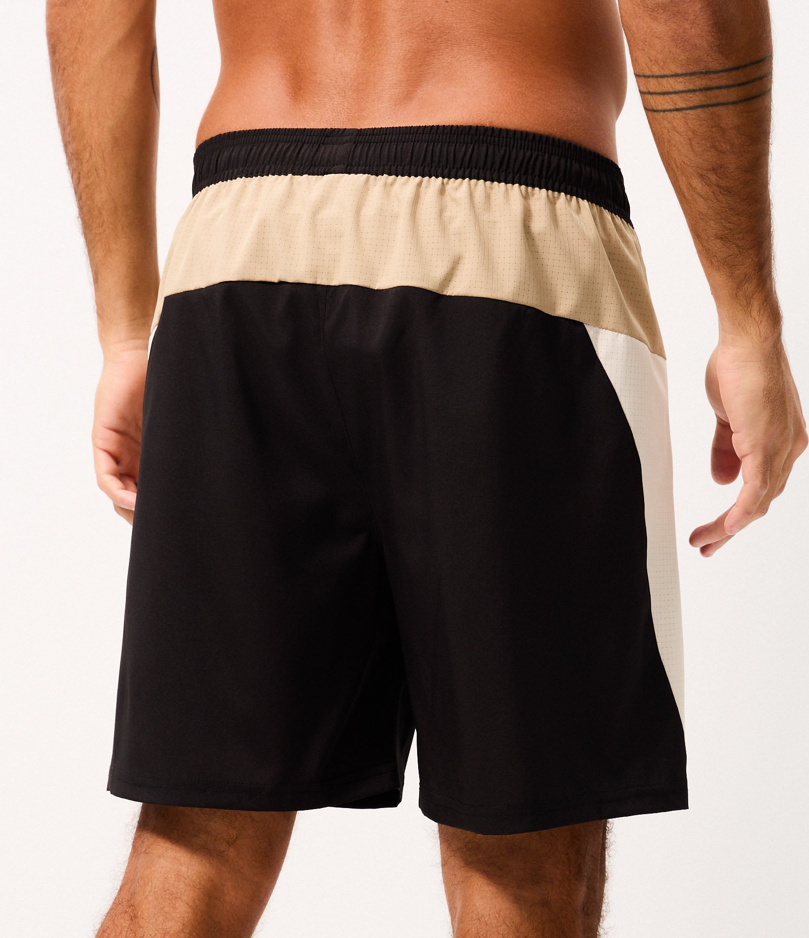 Bermuda Esportiva com Recortes Laterais e Tricolor Preto 3