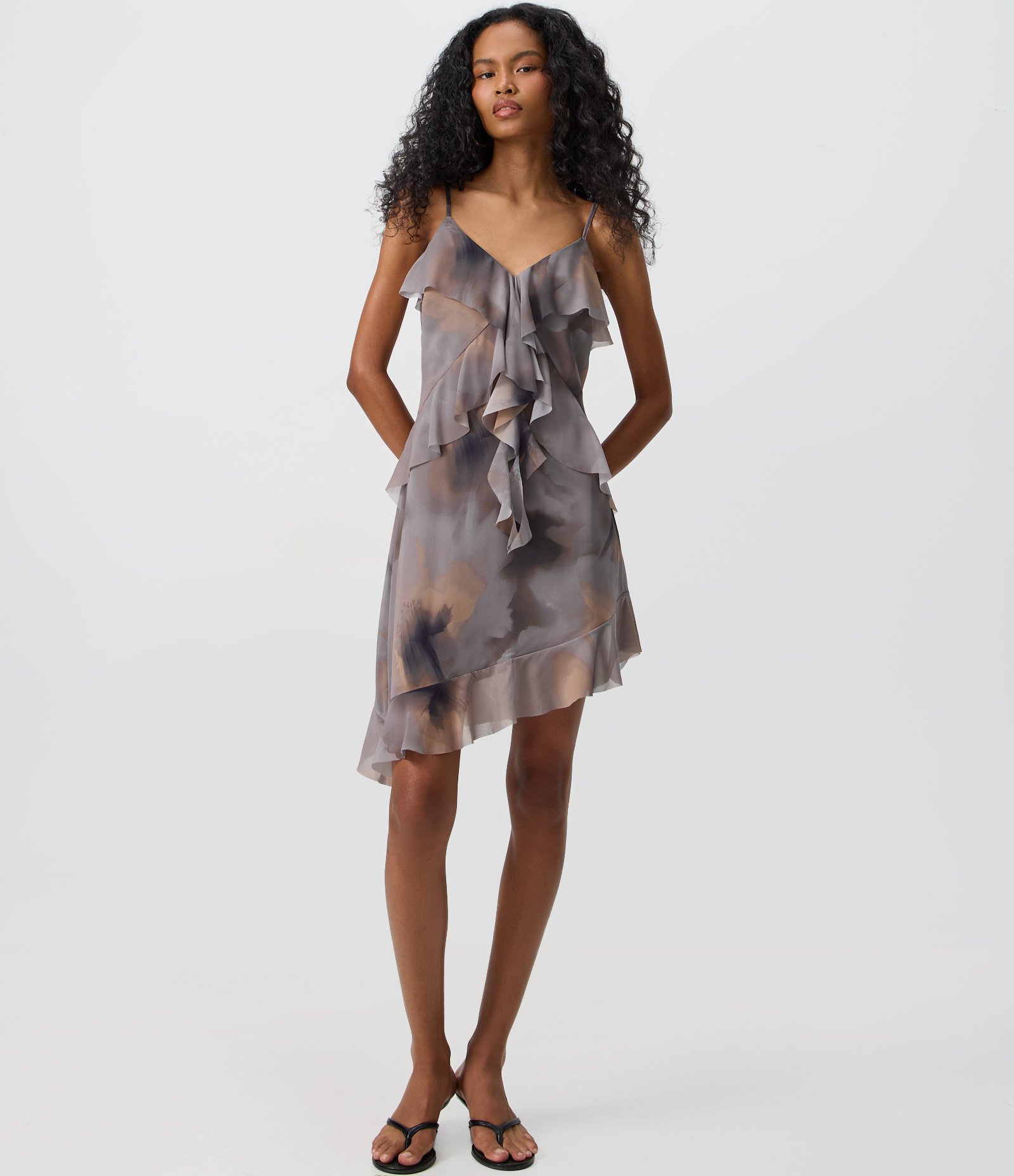 Vestido Assimétrico em Chiffon Estampado com Babados e Camadas Cinza 2