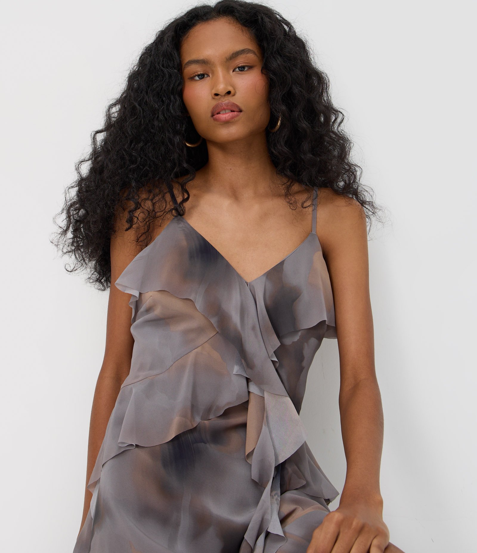 Vestido Assimétrico em Chiffon Estampado com Babados e Camadas Cinza 3