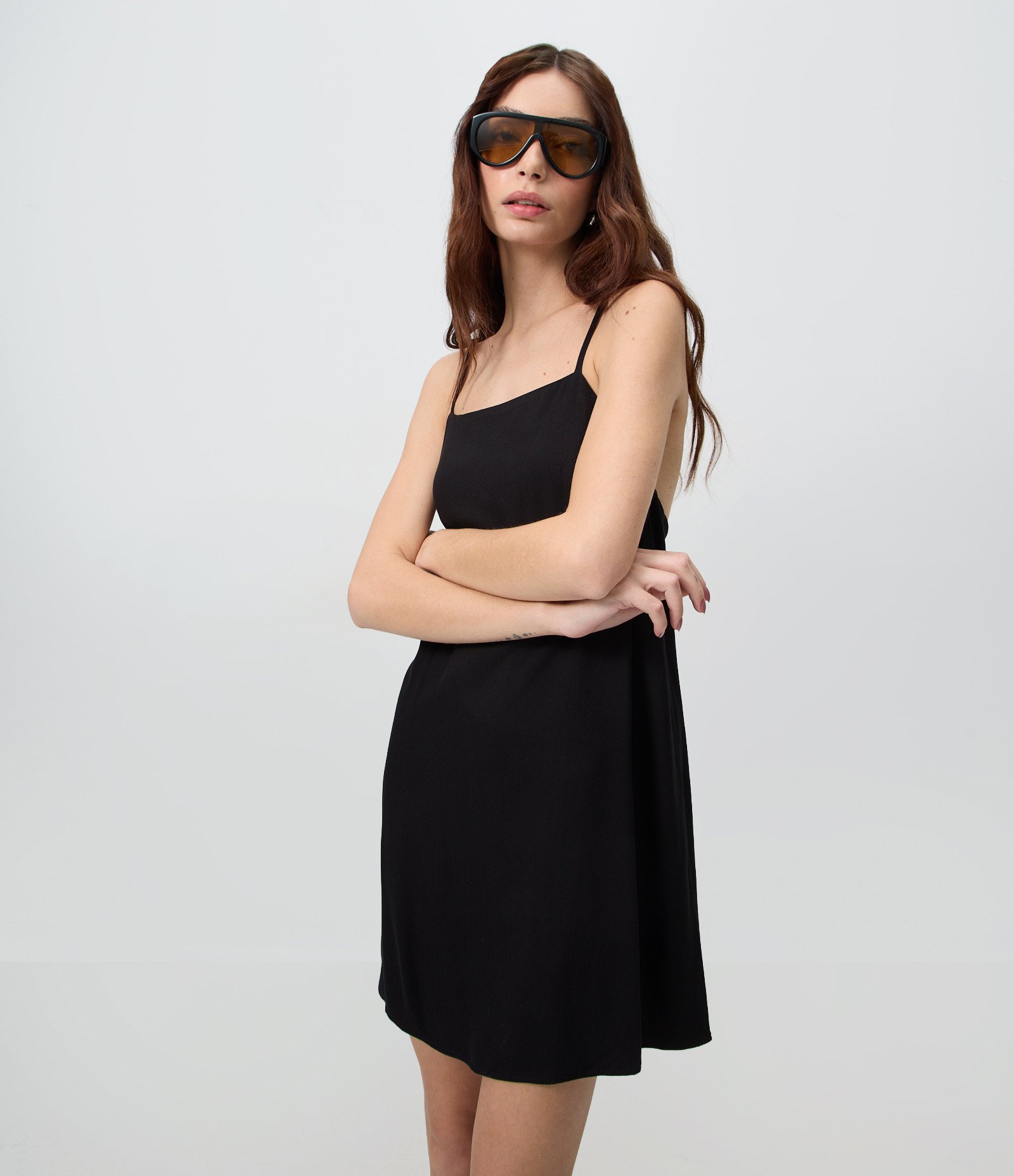 Vestido Curto em Sarja com Alças Finas e Costas Cruzadas Preto 1