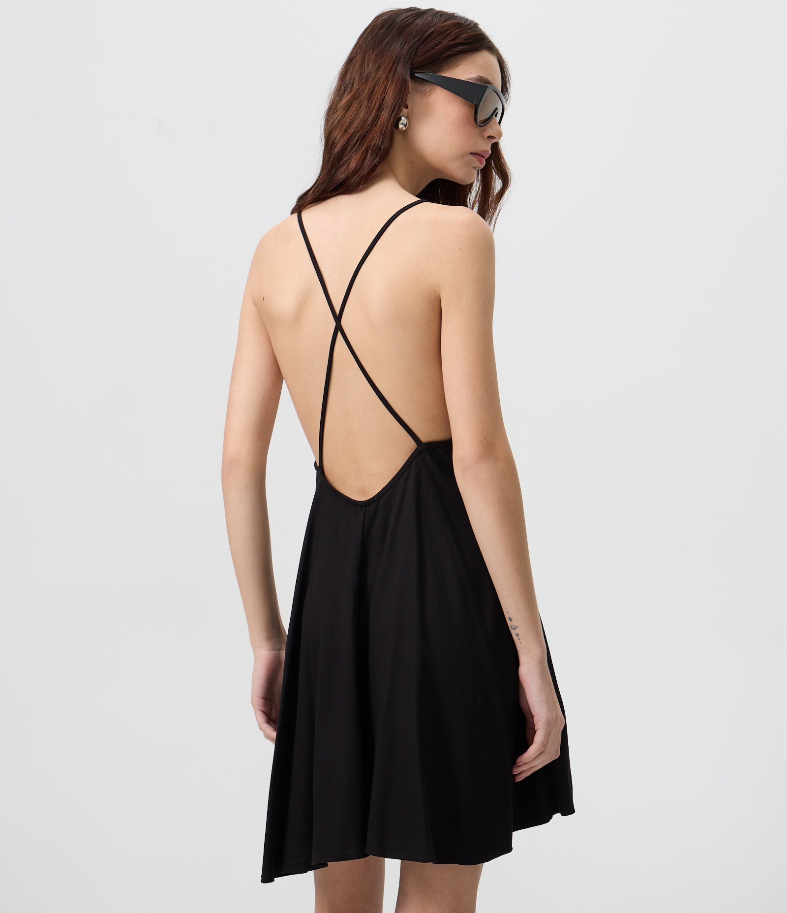 Vestido Curto em Sarja com Alças Finas e Costas Cruzadas Preto 4