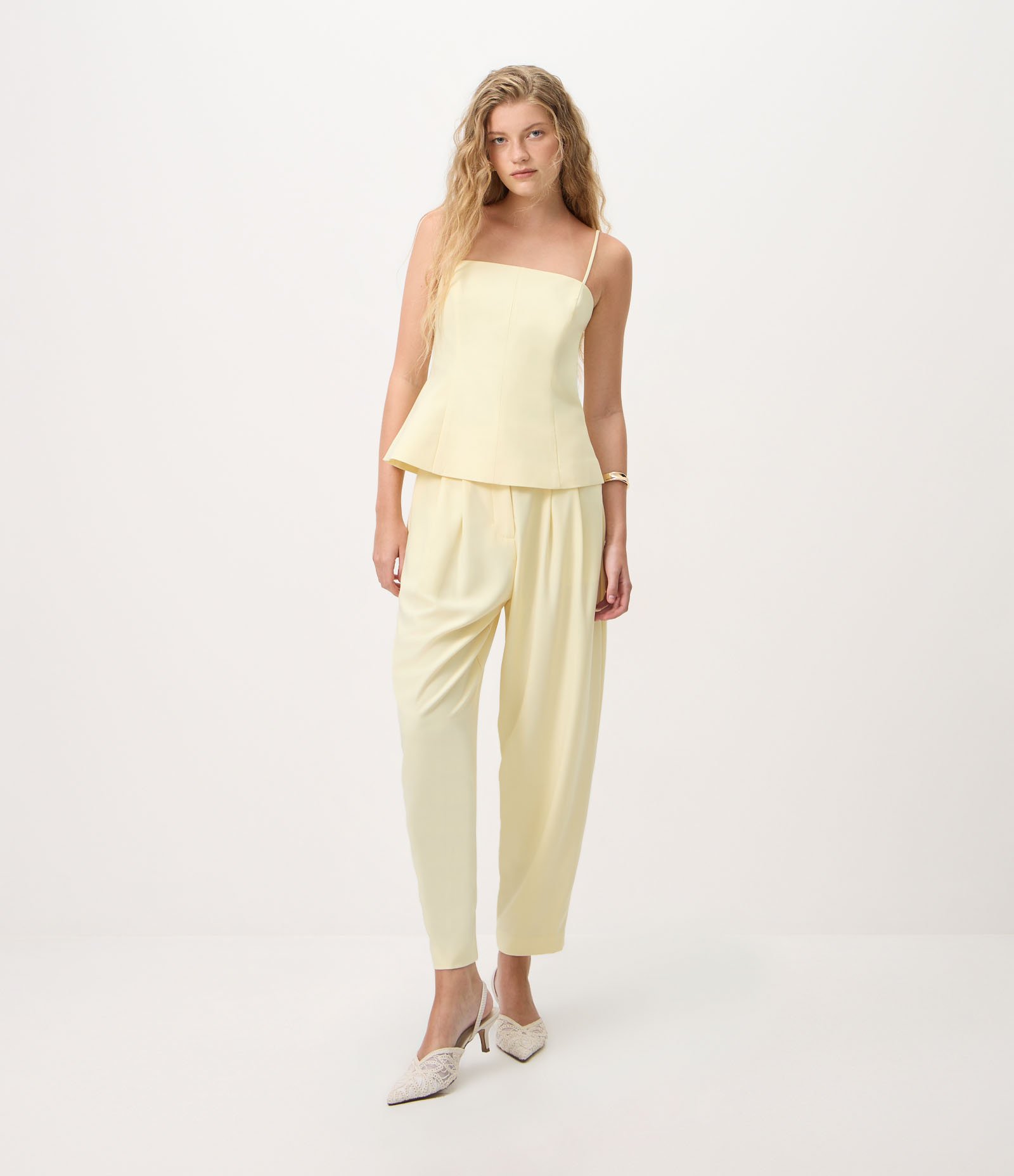 Calça Cenoura em Crepe com Pregas Frontais Amarelo 1