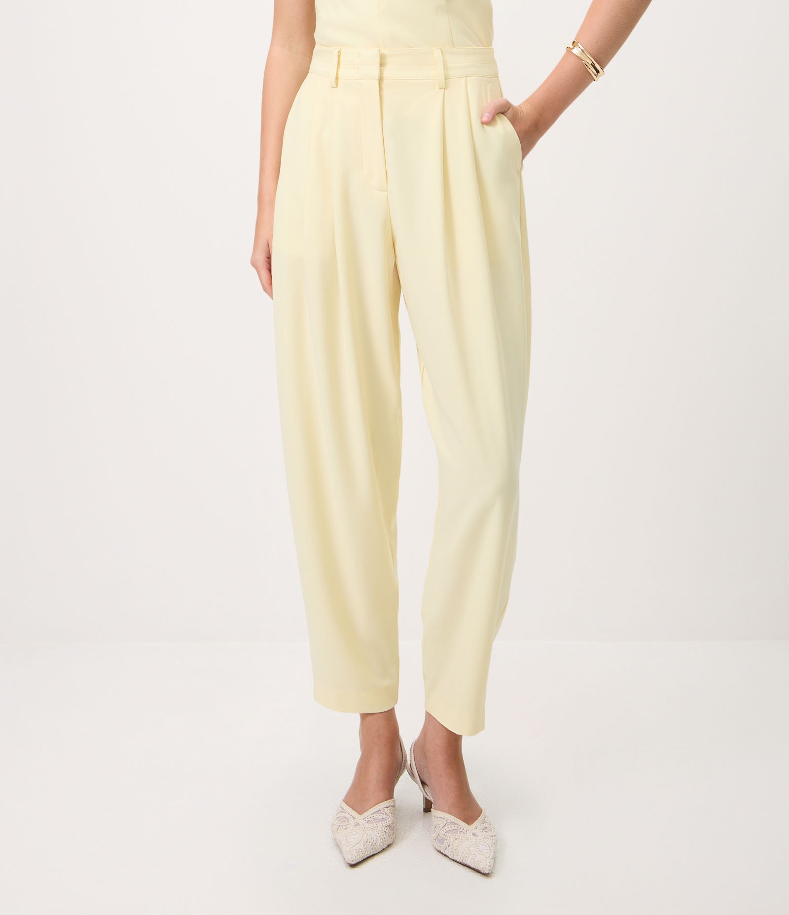 Calça Cenoura em Crepe com Pregas Frontais Amarelo 3