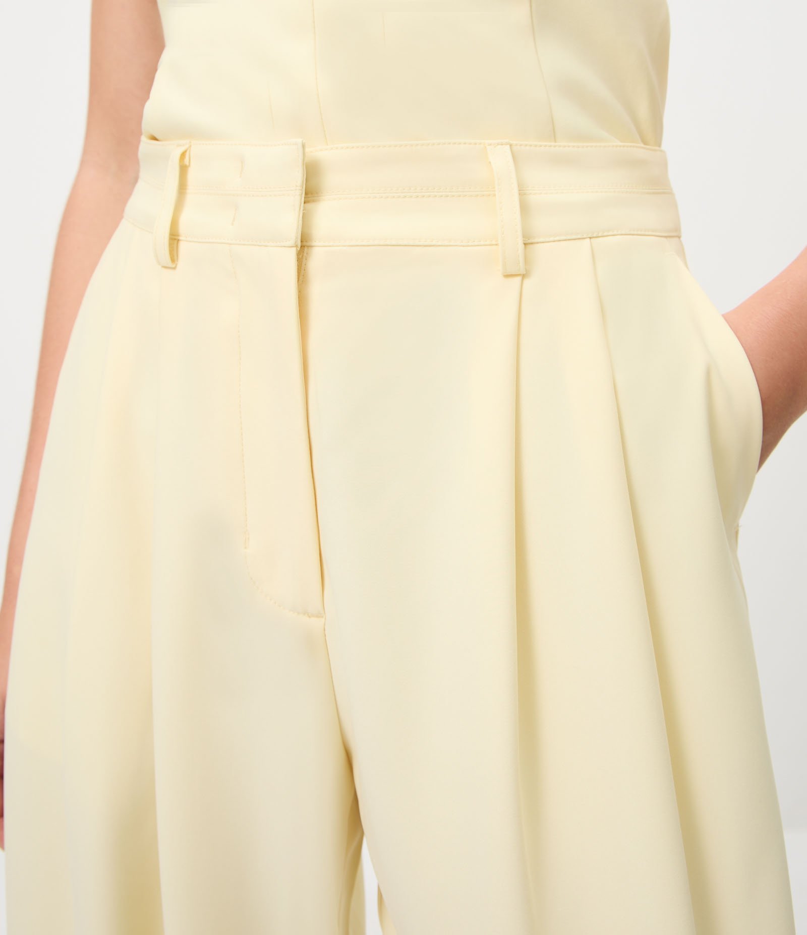 Calça Cenoura em Crepe com Pregas Frontais Amarelo 4