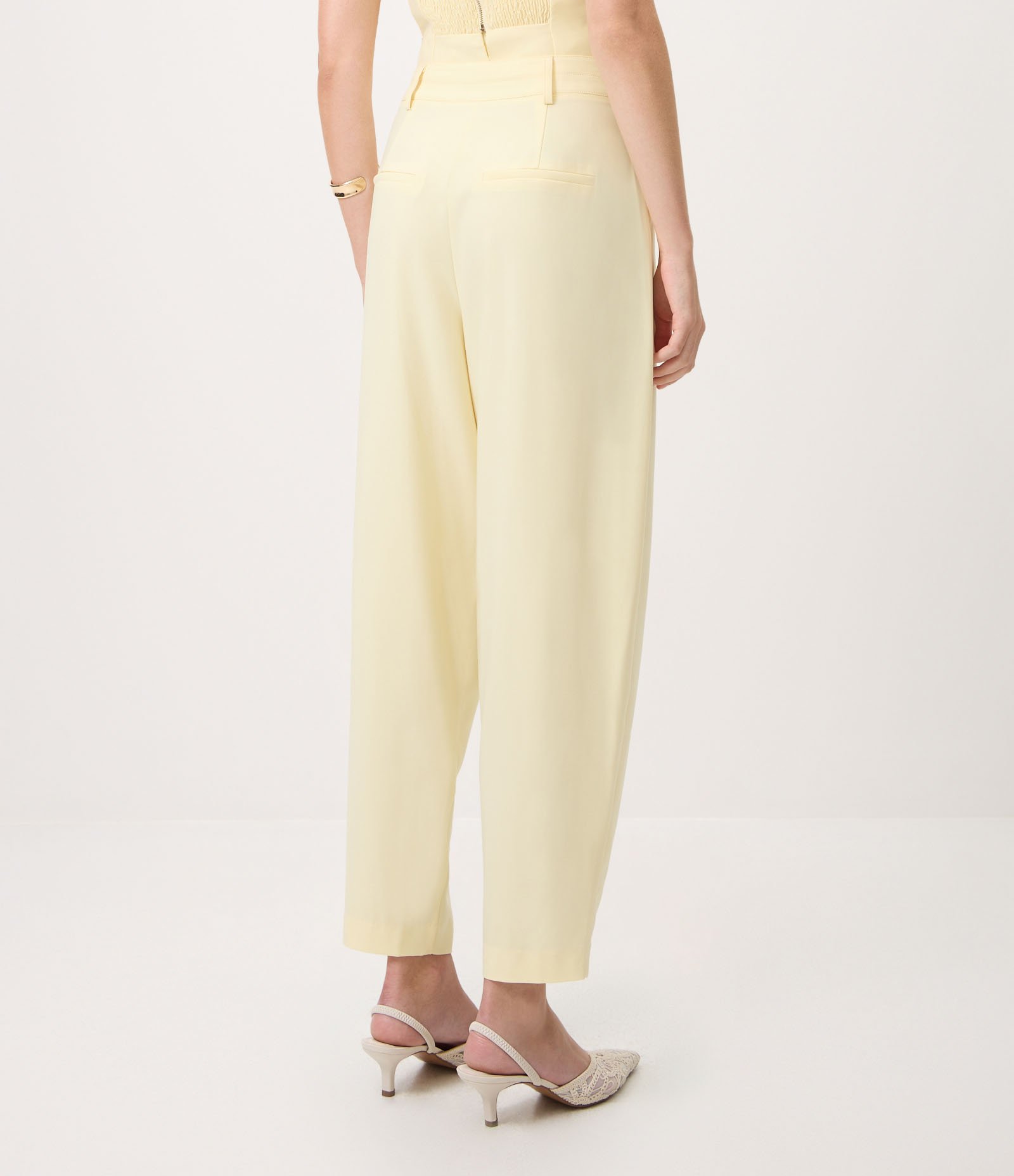 Calça Cenoura em Crepe com Pregas Frontais Amarelo 5