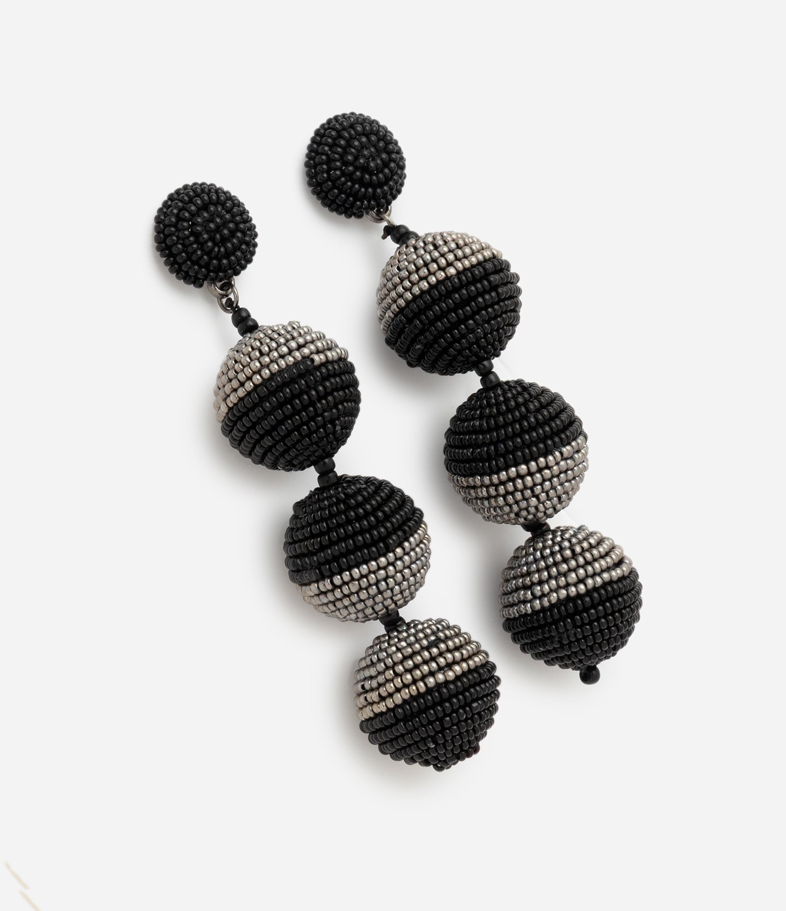 Brinco Fio com Esferas em Micangas Preto/Prata 2