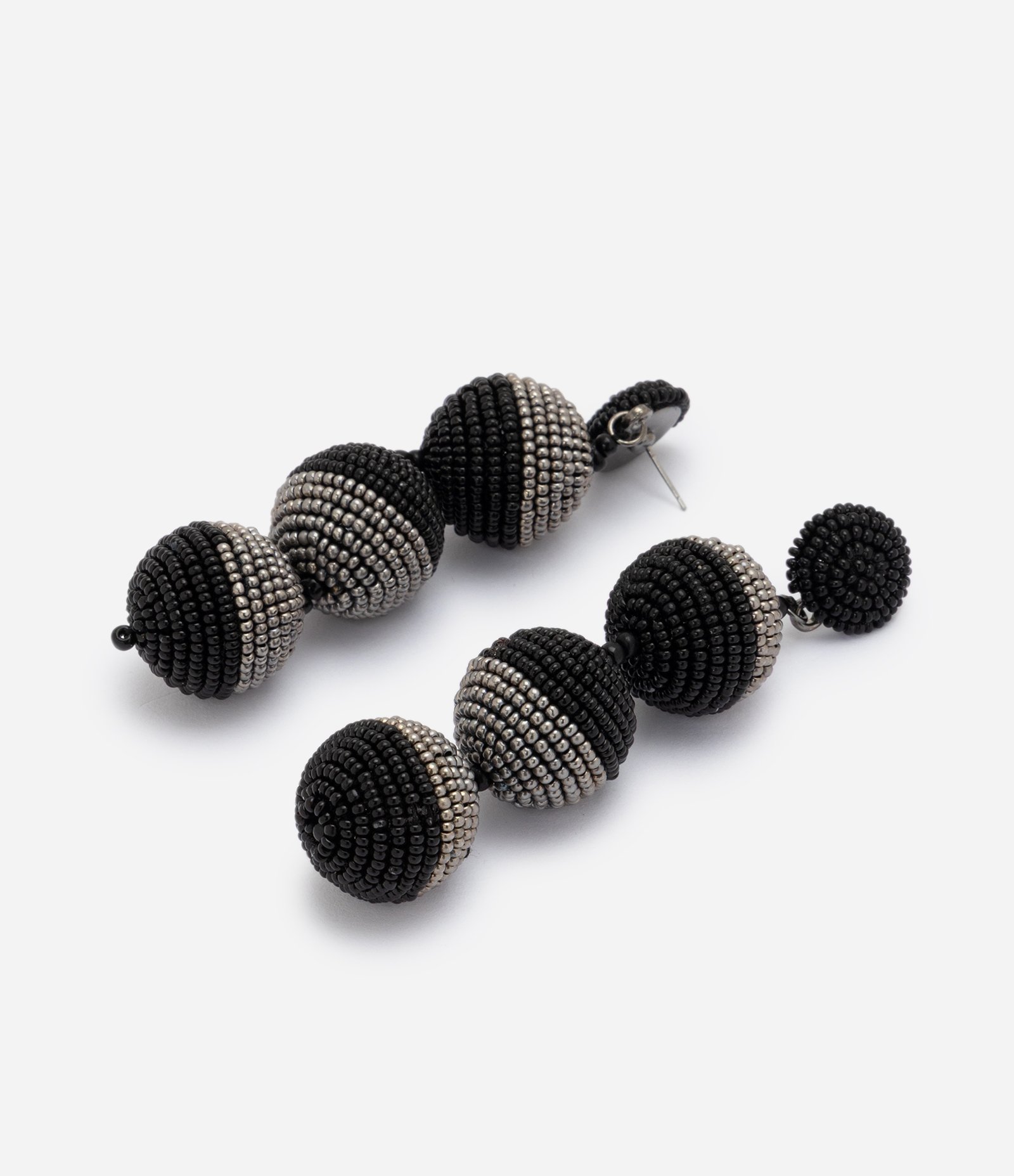 Brinco Fio com Esferas em Micangas Preto/Prata 3