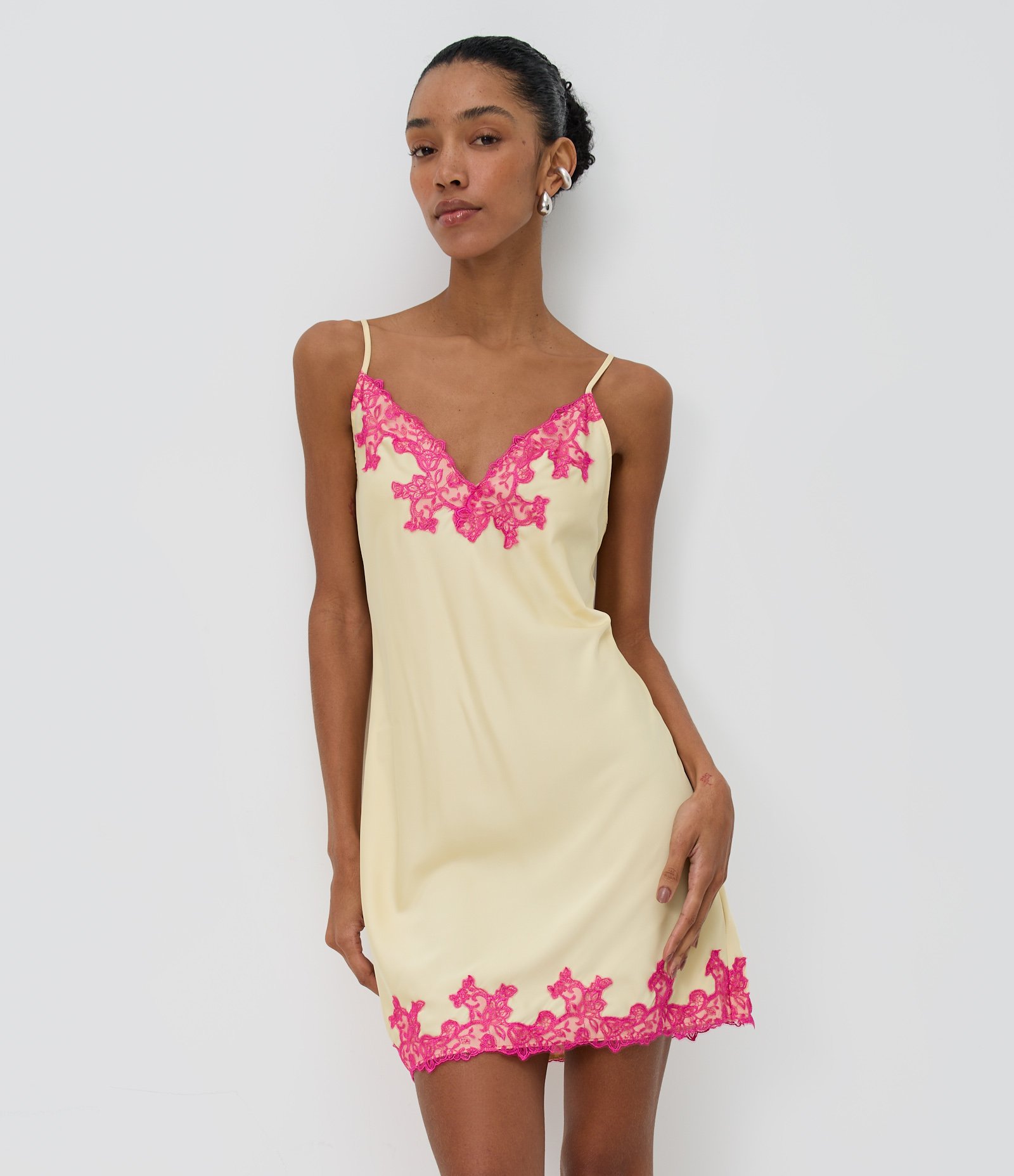 Vestido Curto em Cetim com Renda Contrastante no Decote e Barra Amarelo Claro 2