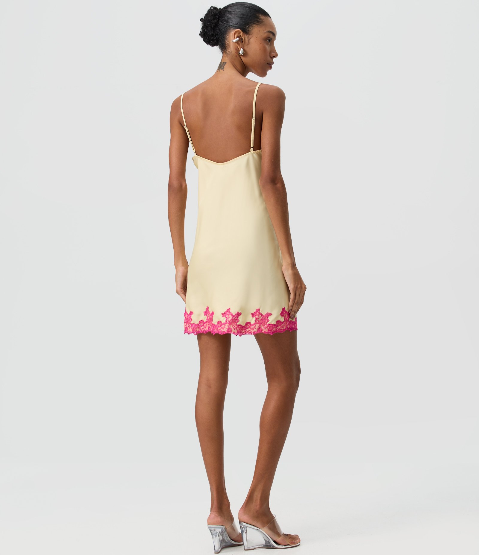 Vestido Curto em Cetim com Renda Contrastante no Decote e Barra Amarelo Claro 4