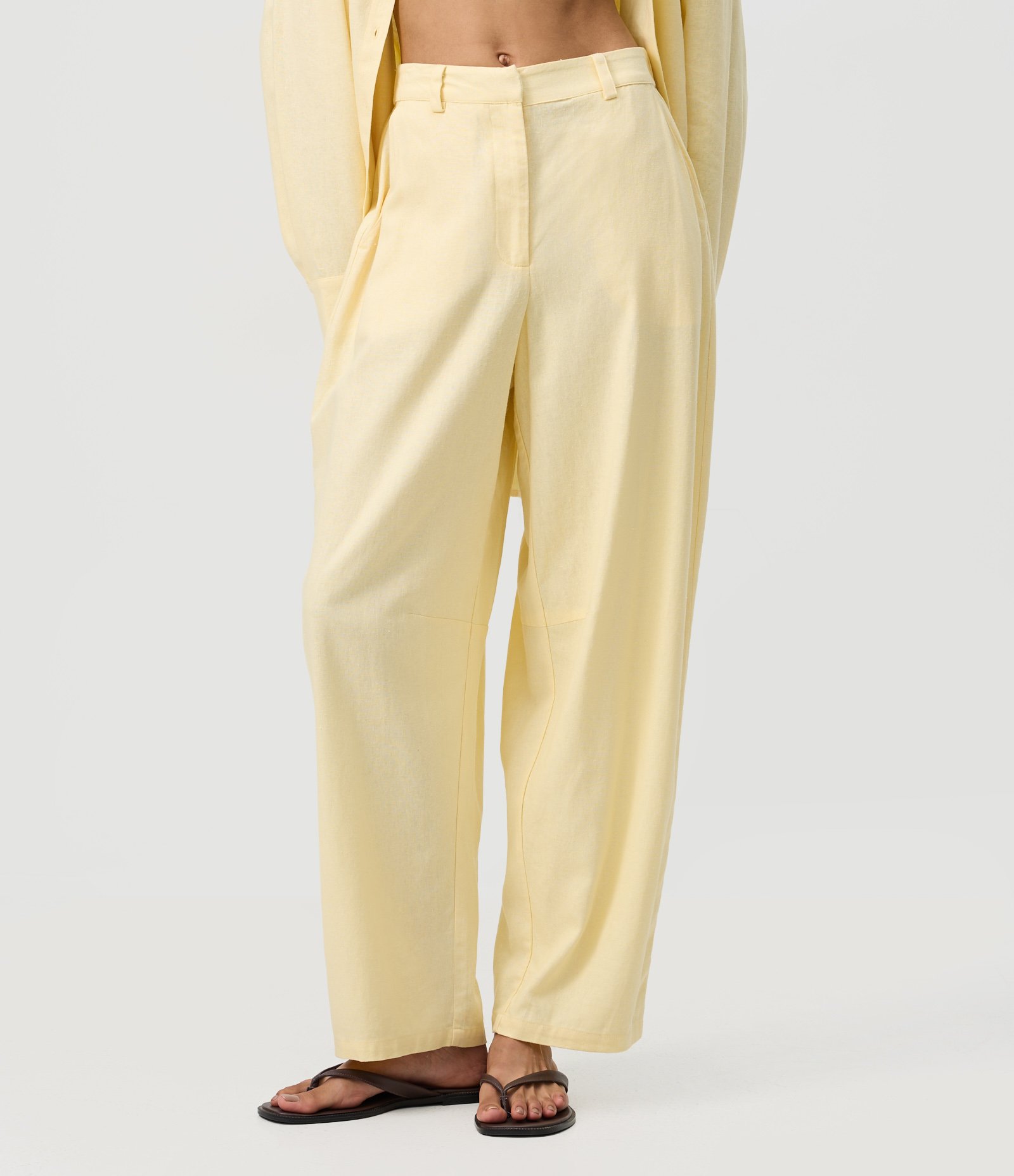Calça Barrel em Viscolinho com Cintura Alta e Elástico nas Costas Amarelo Claro 2