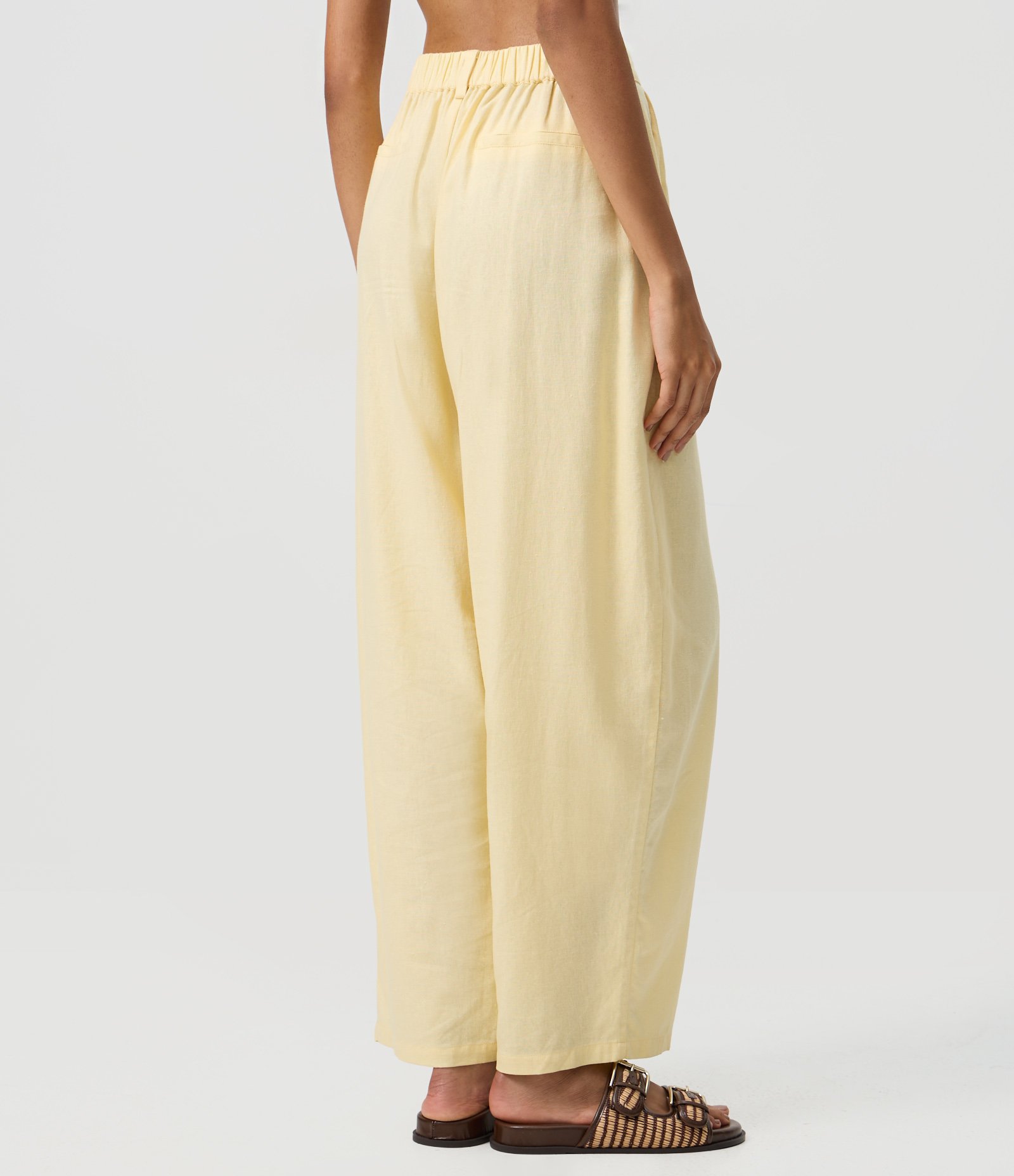 Calça Barrel em Viscolinho com Cintura Alta e Elástico nas Costas Amarelo Claro 4