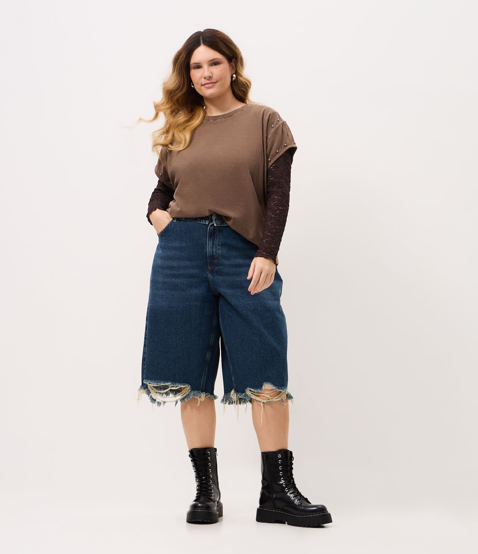 Blusa em Algodão com Aplicação de Tachas Metálicas Curve & Plus Size Marrom 2