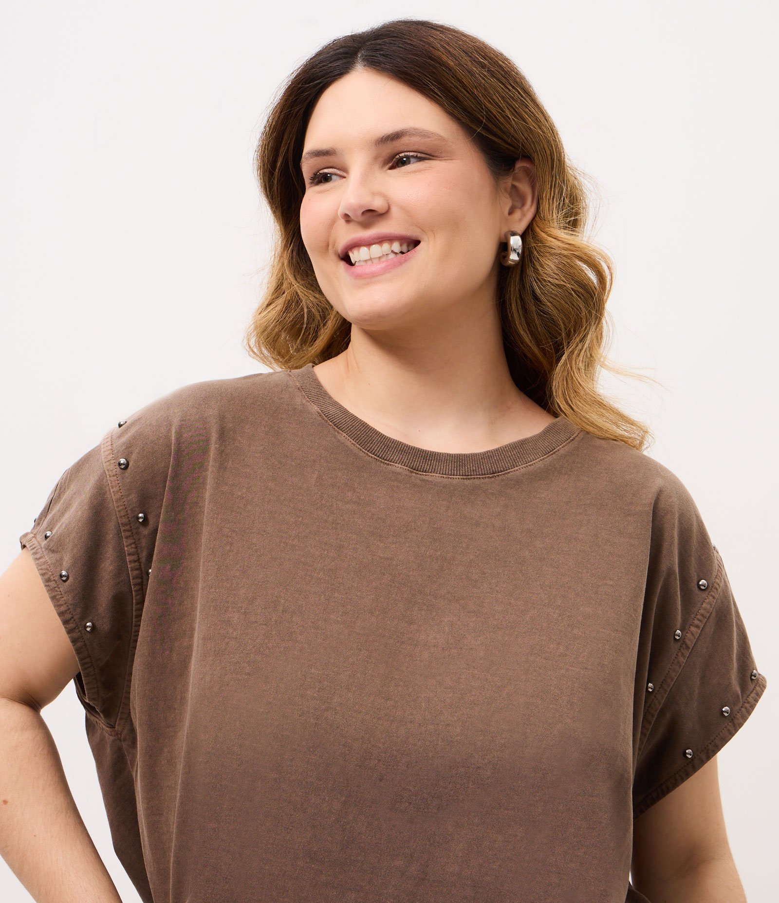 Blusa em Algodão com Aplicação de Tachas Metálicas Curve & Plus Size Marrom 3