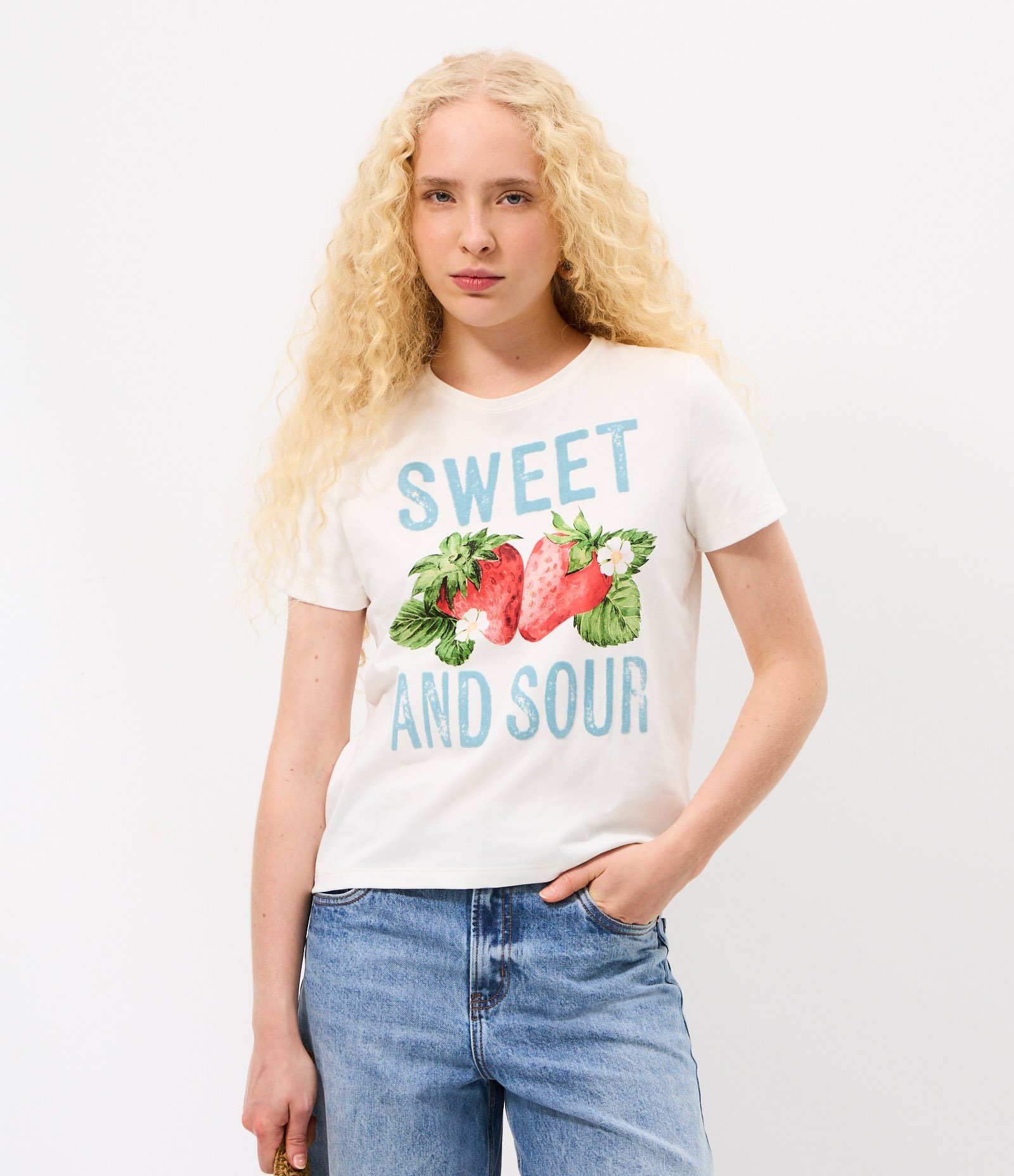 Camiseta em Algodão com Lettering Sweet and Sour e Aplicação Flocada Branco 1