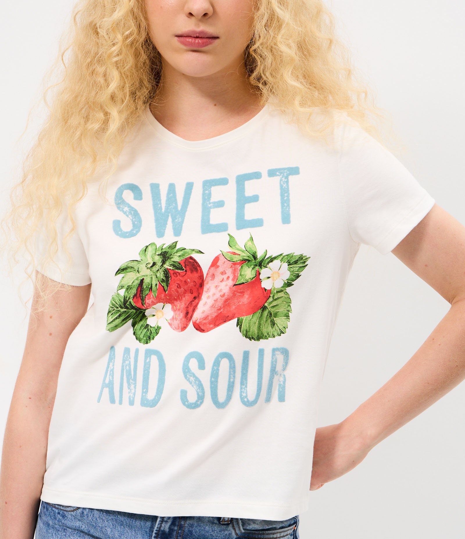 Camiseta em Algodão com Lettering Sweet and Sour e Aplicação Flocada Branco 3