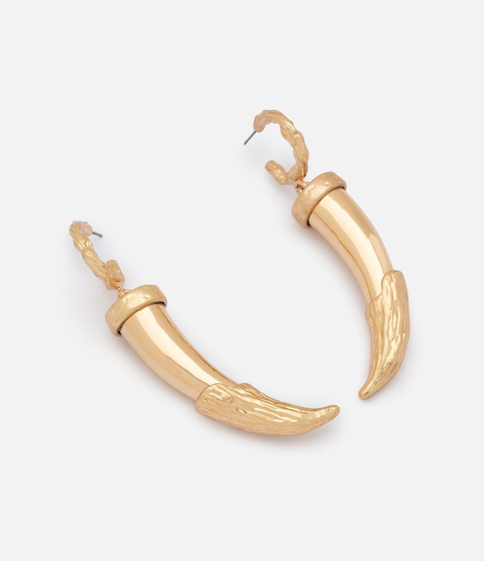 Brinco Médio com Pingente Dente de Sabre Dourado 1